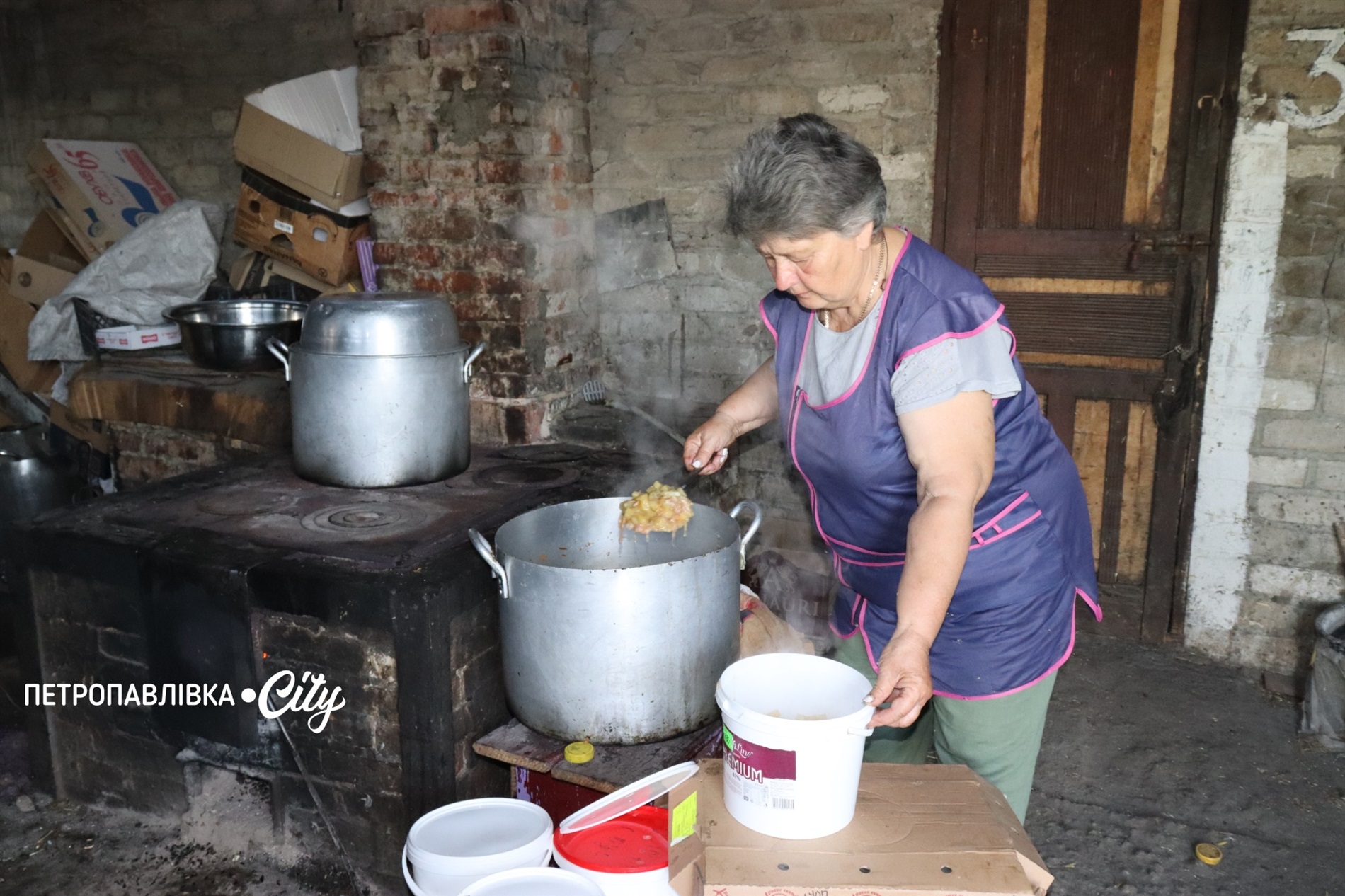 «Ні дня без борщику та пиріжка для ЗСУ»: волонтерки з Миколаївки й їх особлива місія