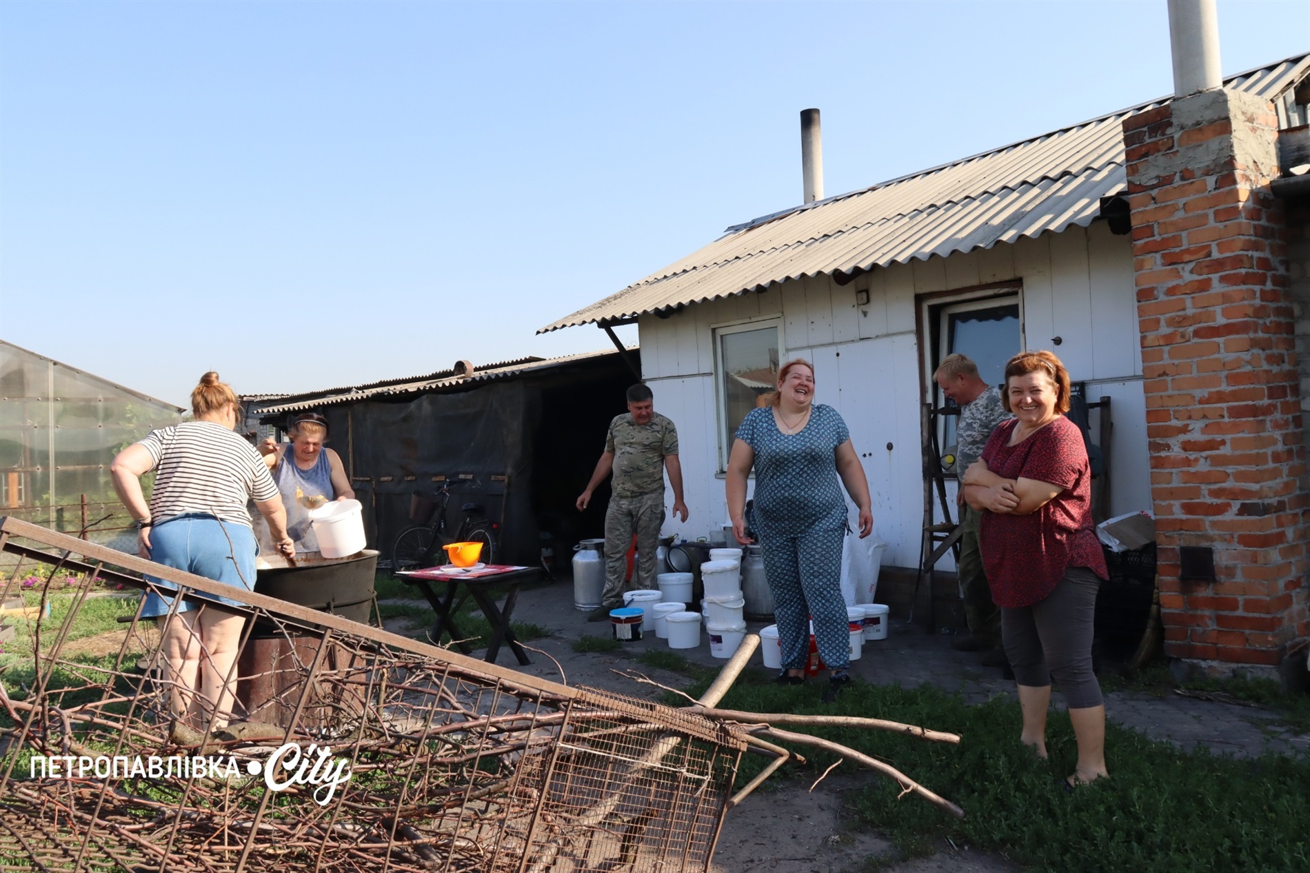 «Ні дня без борщику та пиріжка для ЗСУ»: волонтерки з Миколаївки й їх особлива місія
