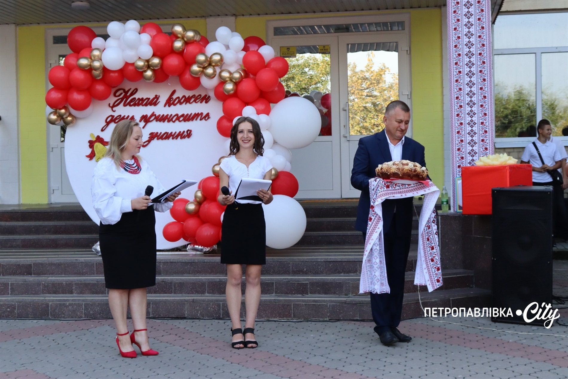 Свято Першого дзвоника у Миколаївській громаді: ювілеї шкіл, солідні подарунки та надія на Перемогу