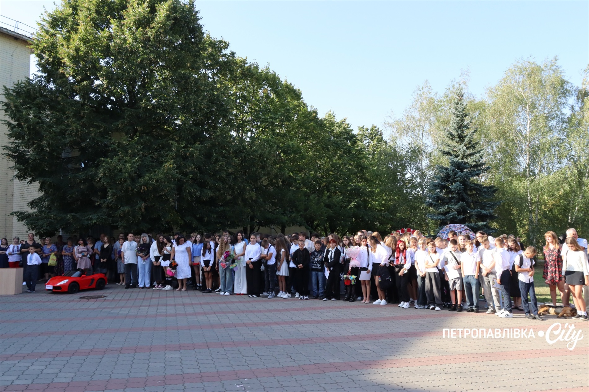 Свято Першого дзвоника у Миколаївській громаді: ювілеї шкіл, солідні подарунки та надія на Перемогу