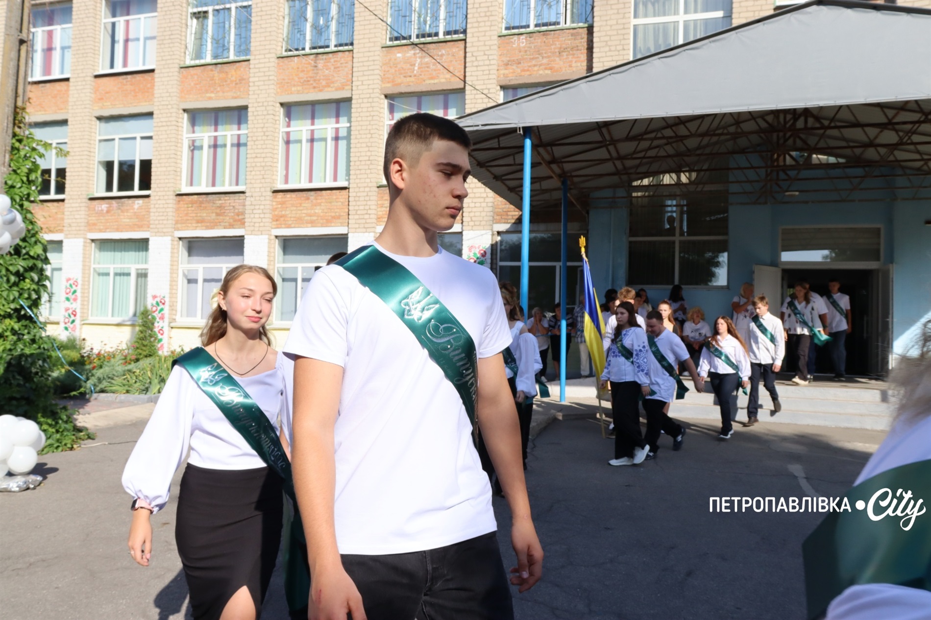 Свято Першого дзвоника у Миколаївській громаді: ювілеї шкіл, солідні подарунки та надія на Перемогу