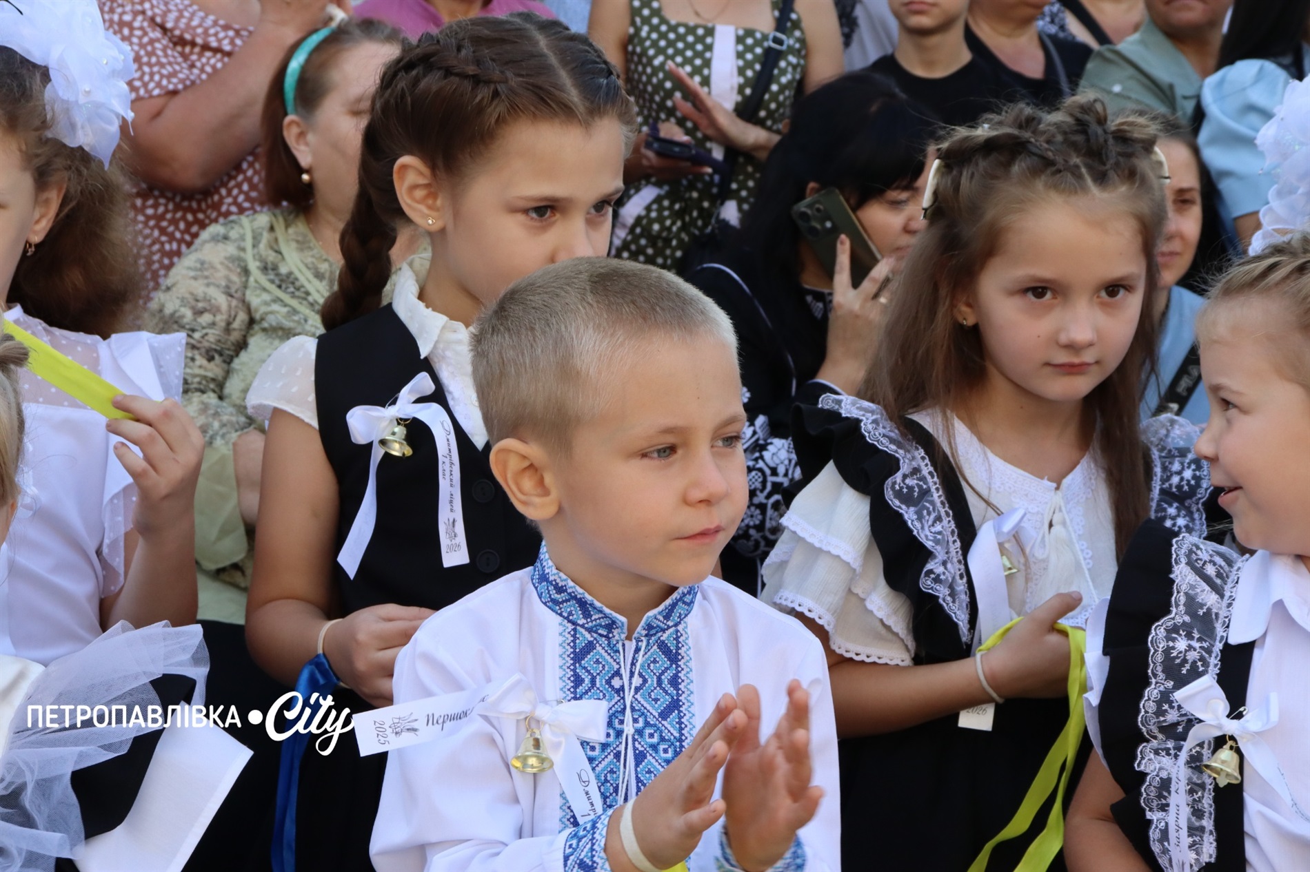 Свято Першого дзвоника у Миколаївській громаді: ювілеї шкіл, солідні подарунки та надія на Перемогу