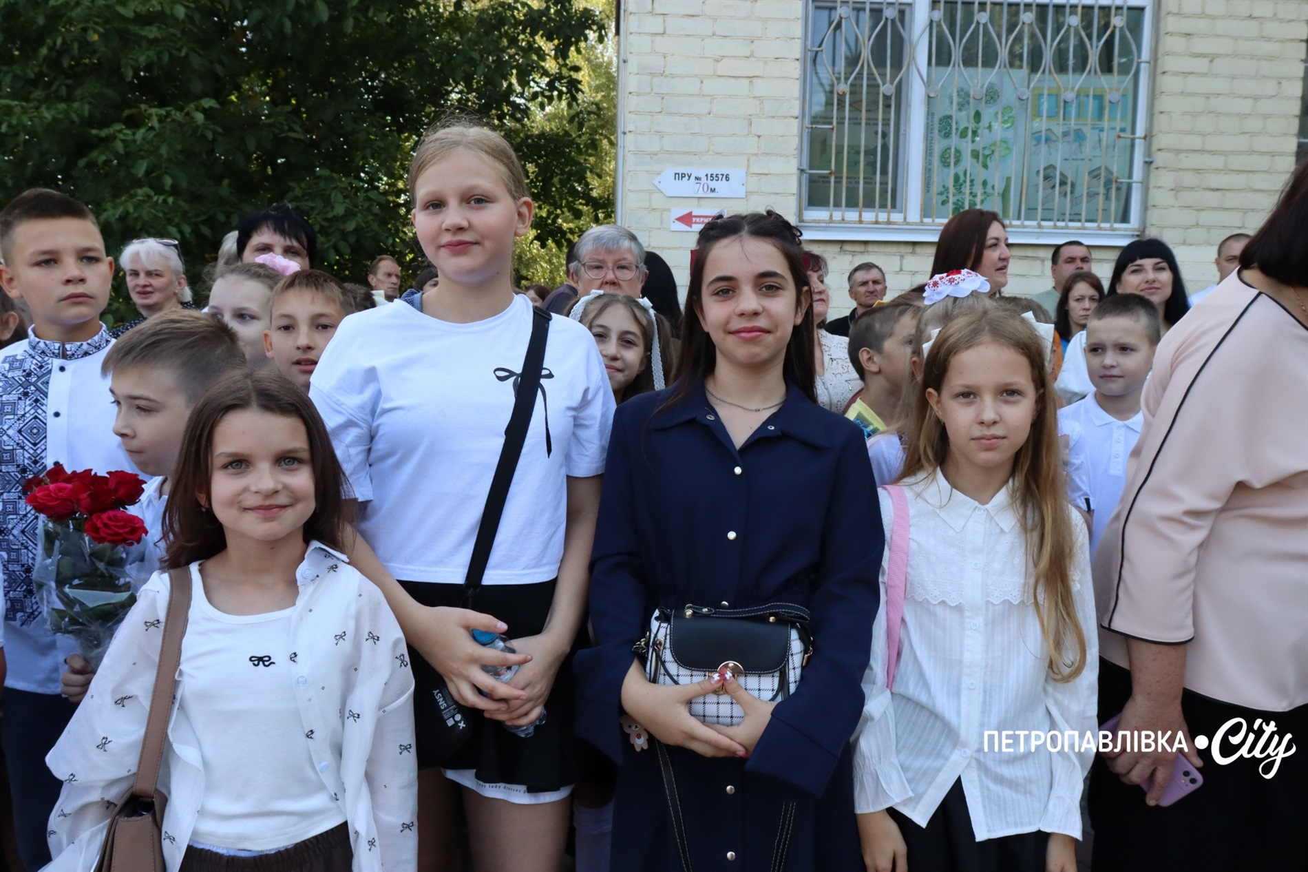 Свято Першого дзвоника у Миколаївській громаді: ювілеї шкіл, солідні подарунки та надія на Перемогу