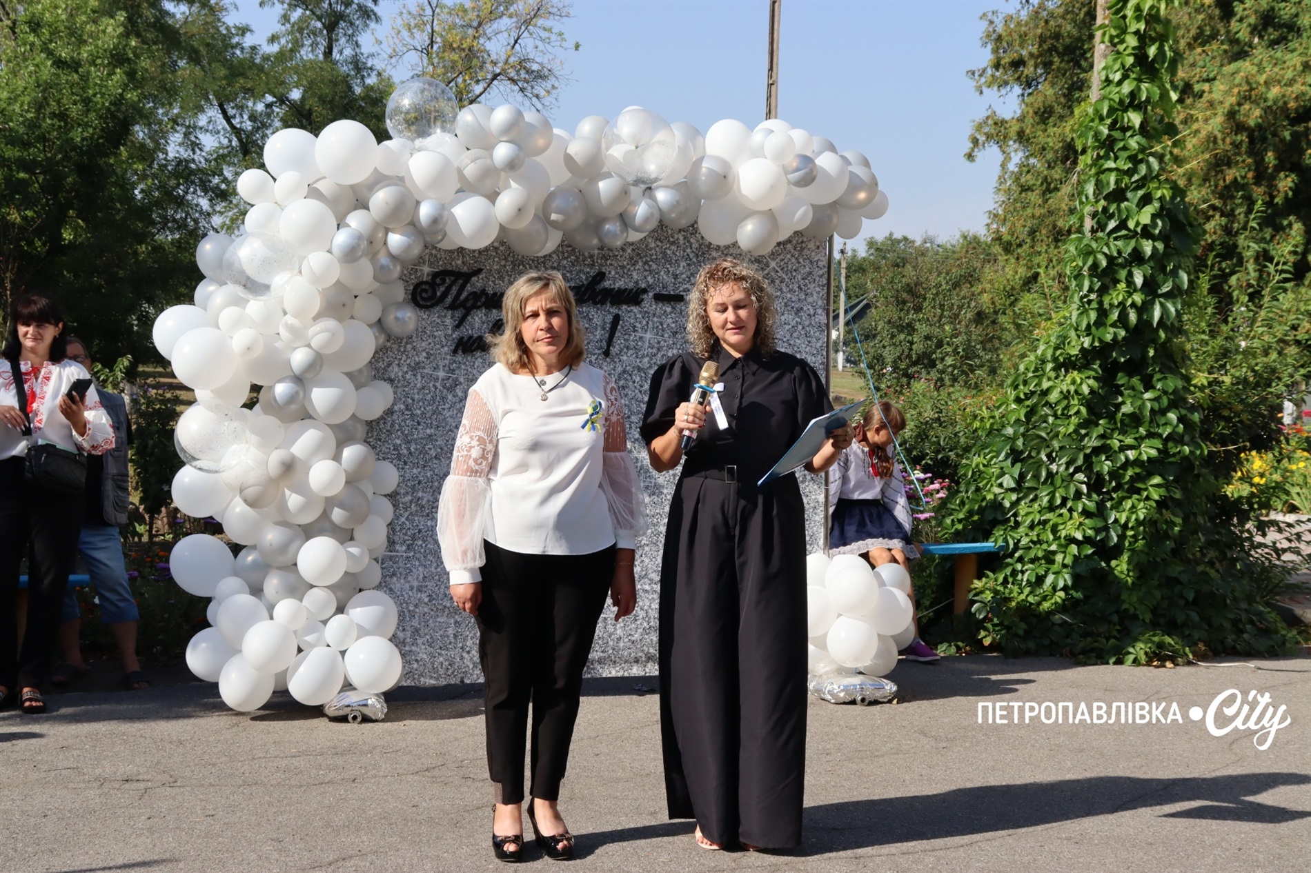 Свято Першого дзвоника у Миколаївській громаді: ювілеї шкіл, солідні подарунки та надія на Перемогу