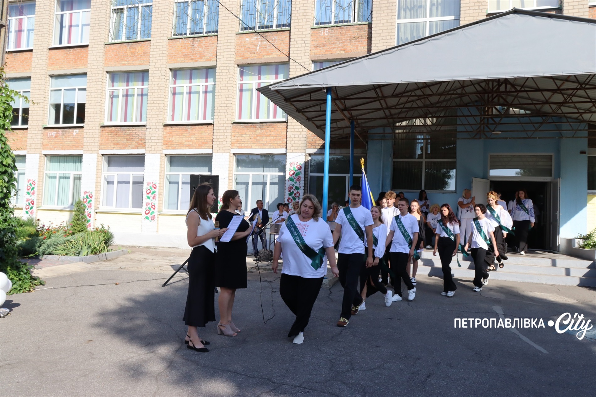 Свято Першого дзвоника у Миколаївській громаді: ювілеї шкіл, солідні подарунки та надія на Перемогу