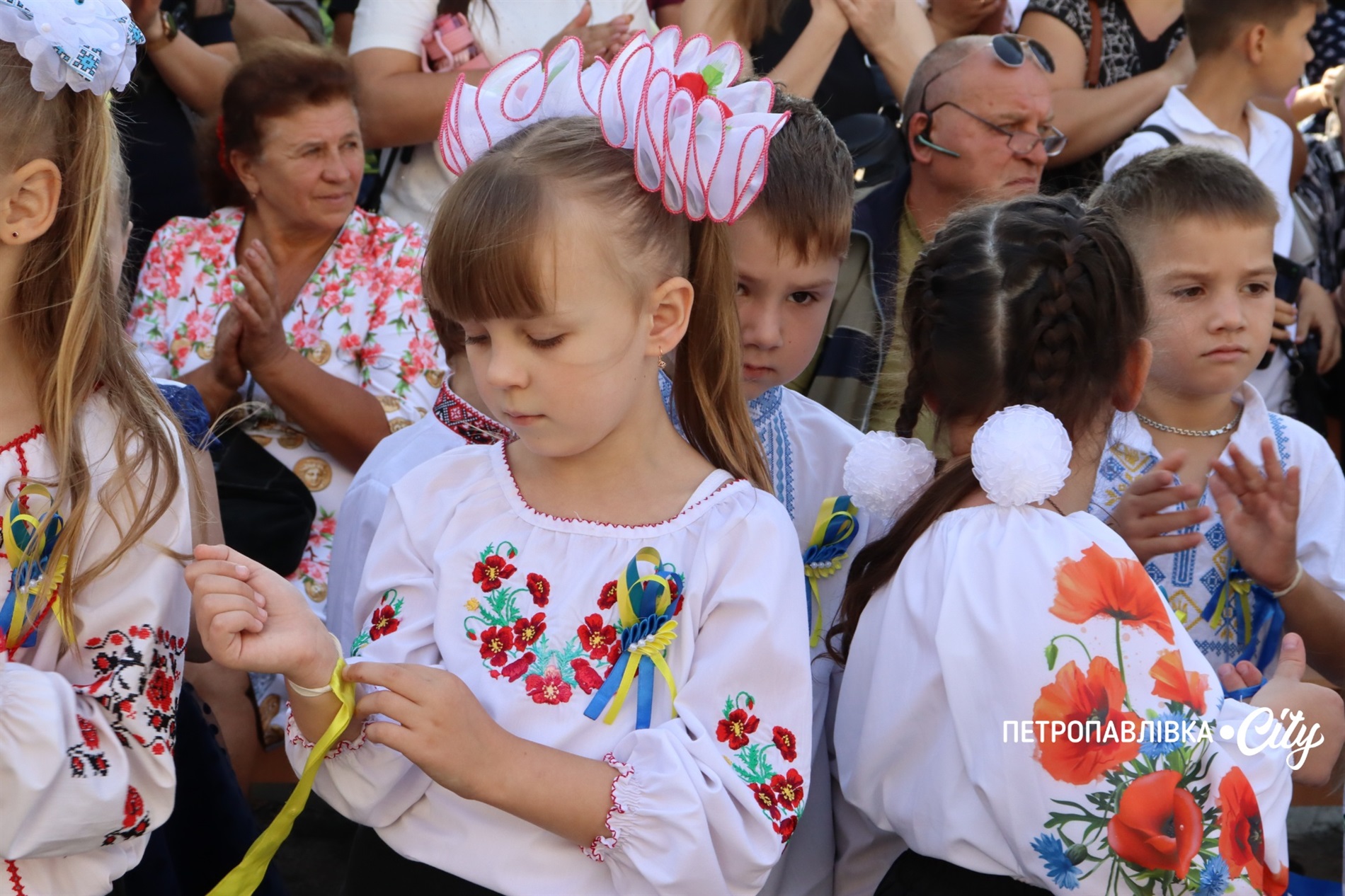 Свято Першого дзвоника у Миколаївській громаді: ювілеї шкіл, солідні подарунки та надія на Перемогу