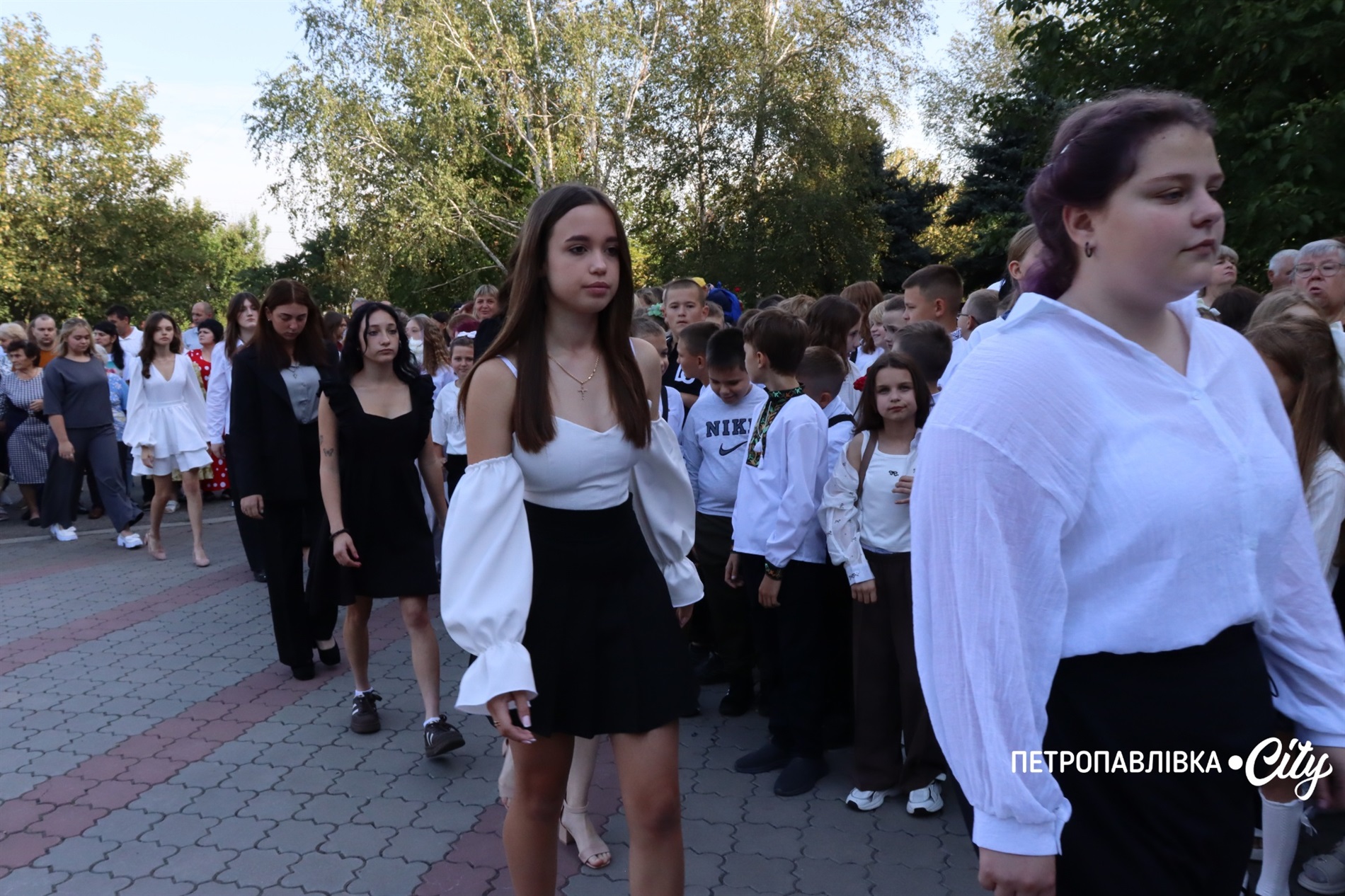 Свято Першого дзвоника у Миколаївській громаді: ювілеї шкіл, солідні подарунки та надія на Перемогу