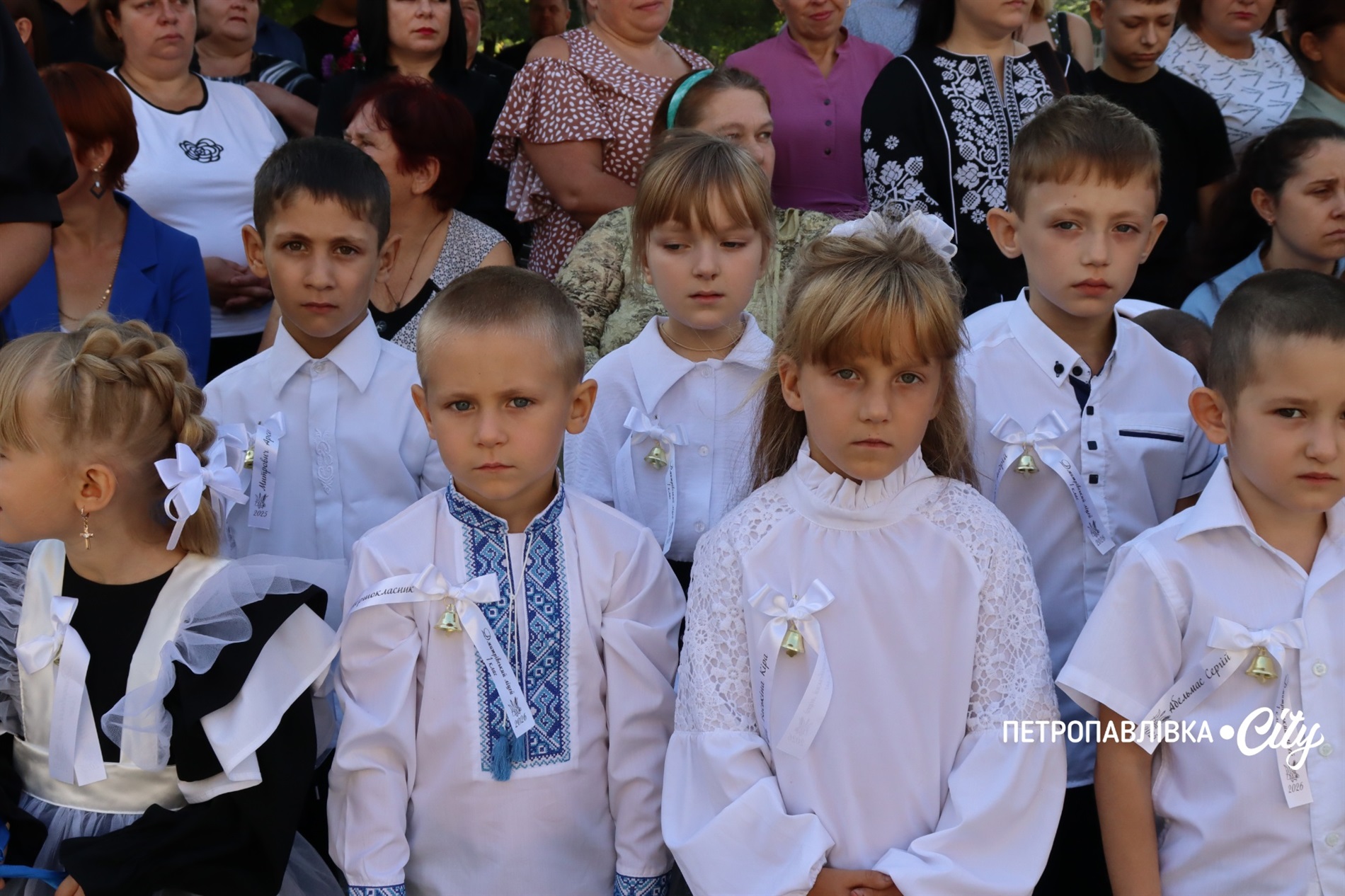Свято Першого дзвоника у Миколаївській громаді: ювілеї шкіл, солідні подарунки та надія на Перемогу
