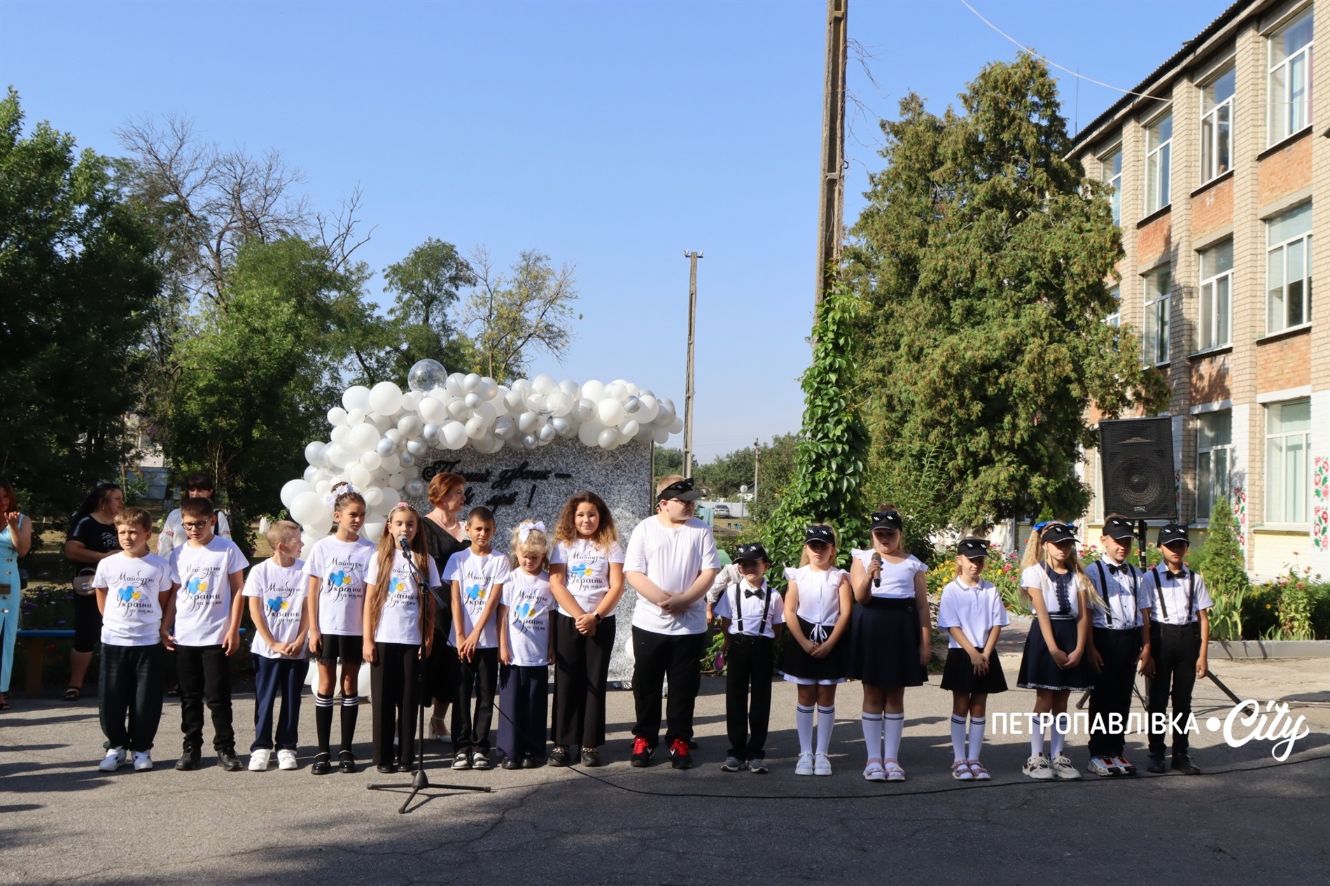 Свято Першого дзвоника у Миколаївській громаді: ювілеї шкіл, солідні подарунки та надія на Перемогу
