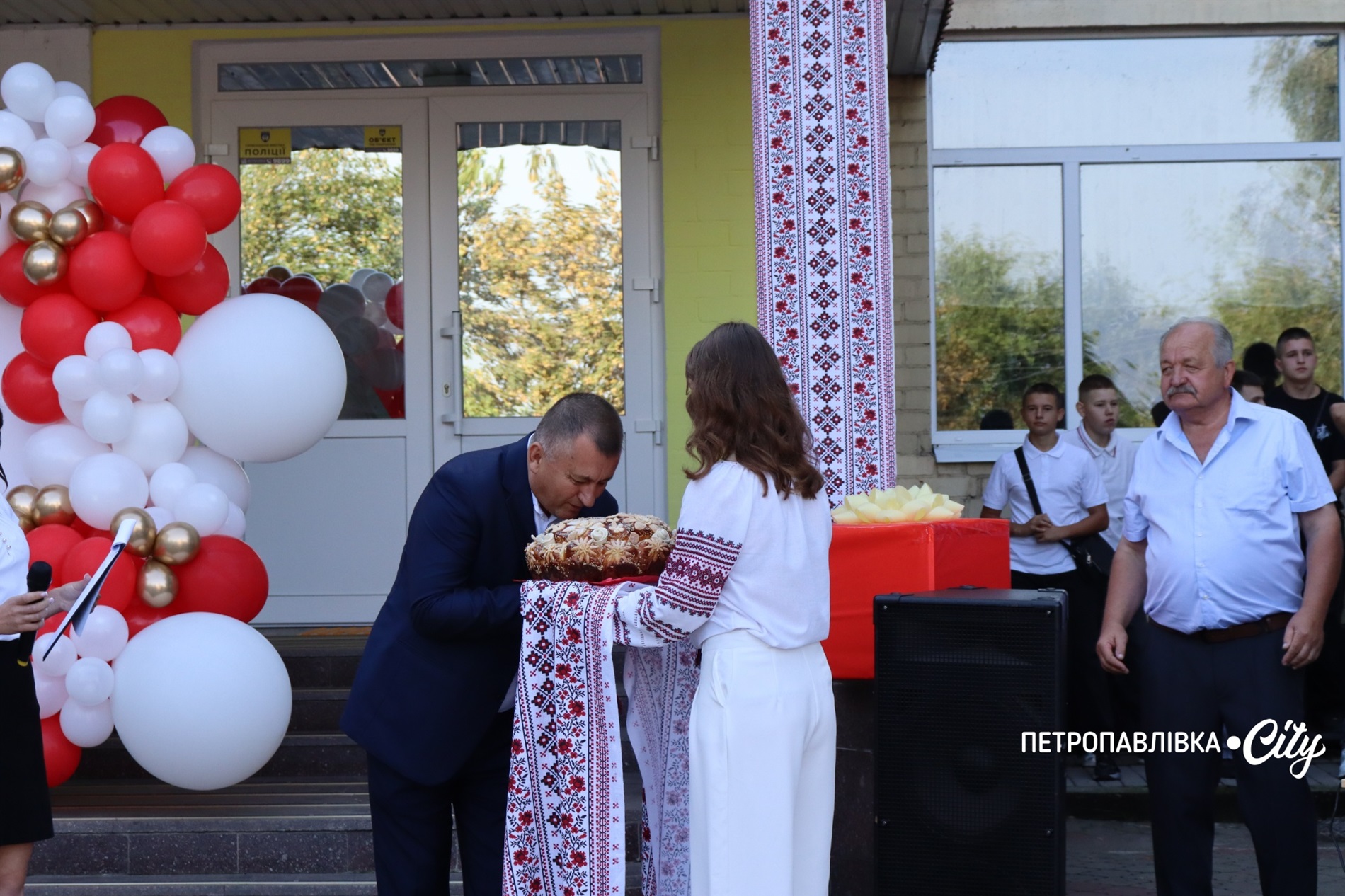 Свято Першого дзвоника у Миколаївській громаді: ювілеї шкіл, солідні подарунки та надія на Перемогу
