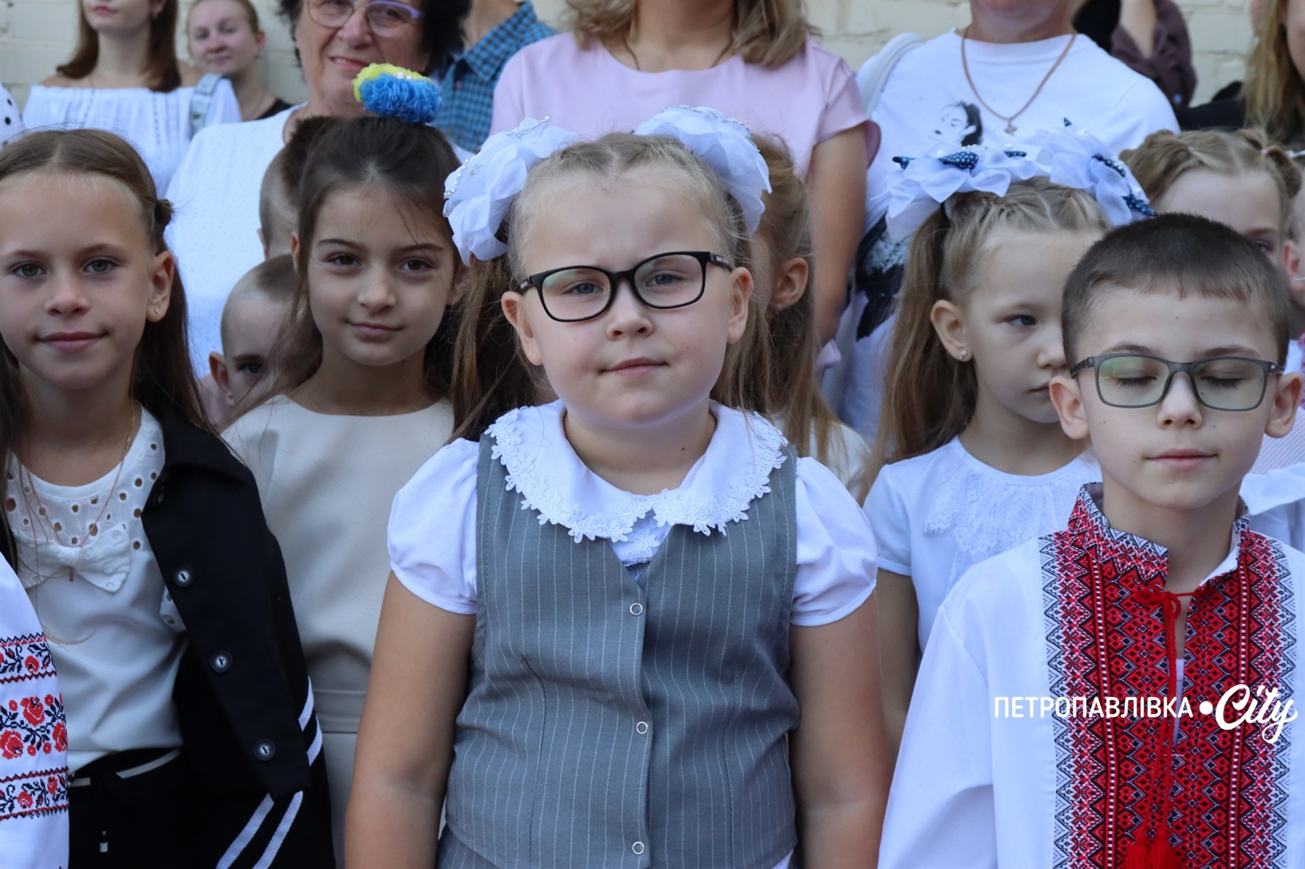 Свято Першого дзвоника у Миколаївській громаді: ювілеї шкіл, солідні подарунки та надія на Перемогу