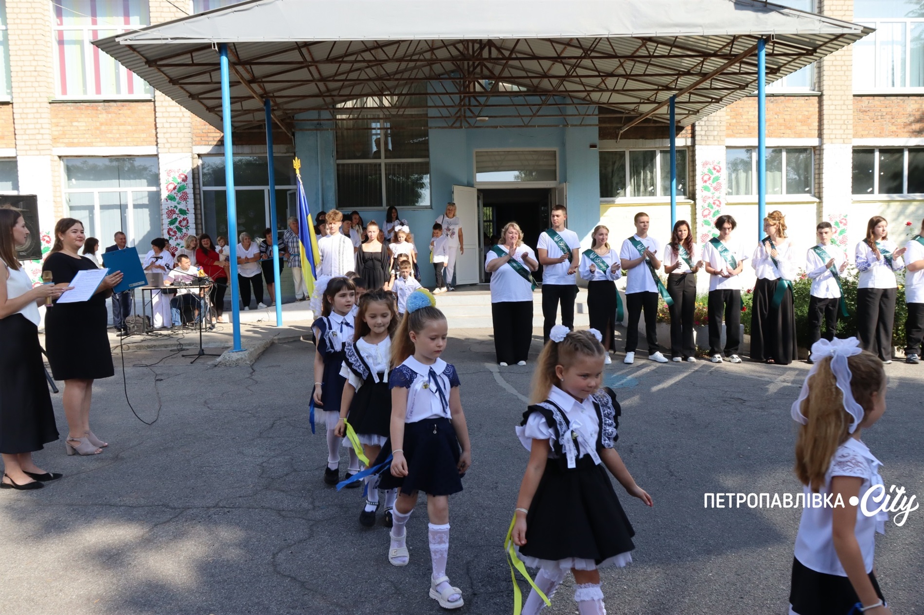 Свято Першого дзвоника у Миколаївській громаді: ювілеї шкіл, солідні подарунки та надія на Перемогу