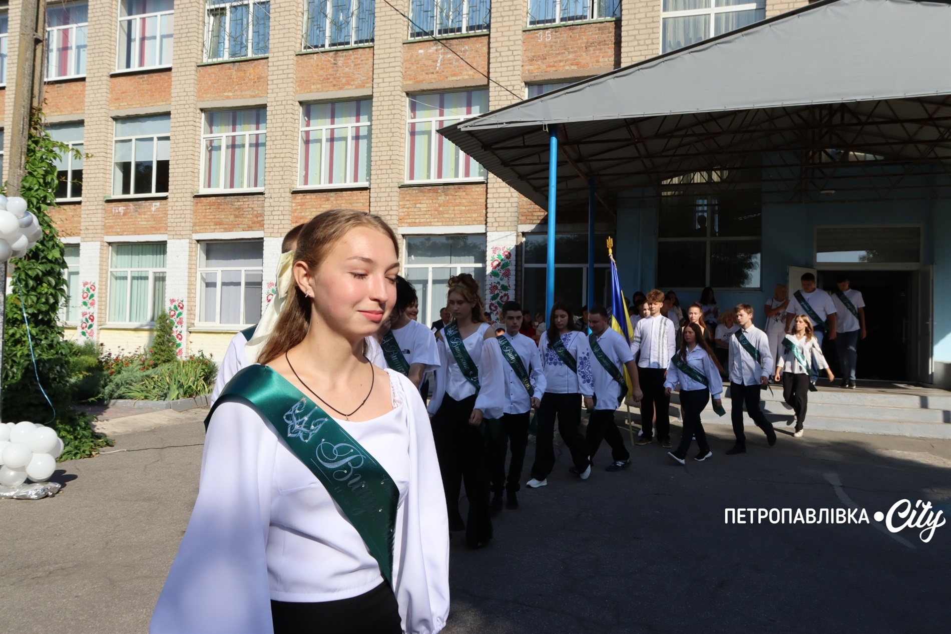 Свято Першого дзвоника у Миколаївській громаді: ювілеї шкіл, солідні подарунки та надія на Перемогу