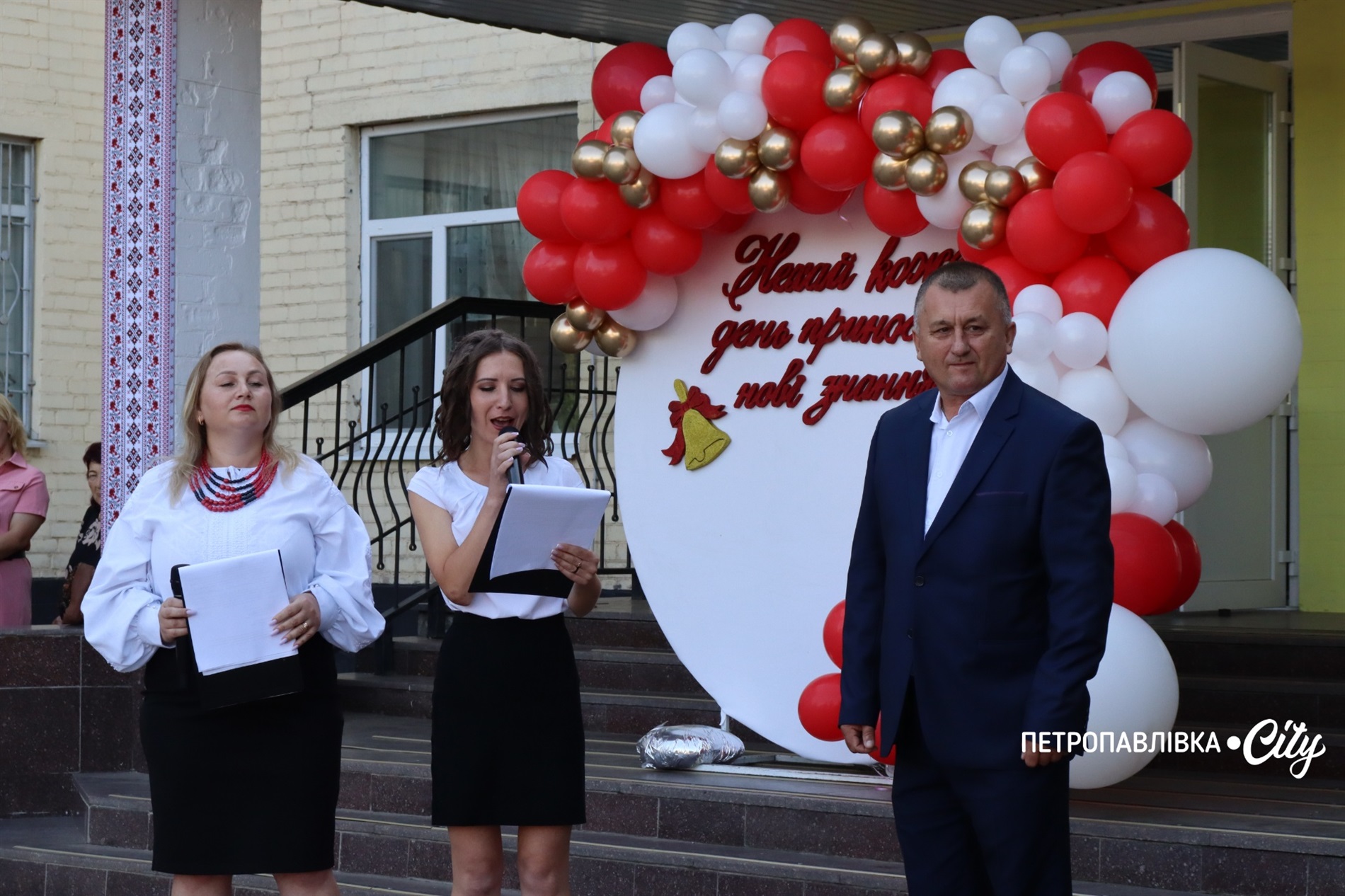 Свято Першого дзвоника у Миколаївській громаді: ювілеї шкіл, солідні подарунки та надія на Перемогу