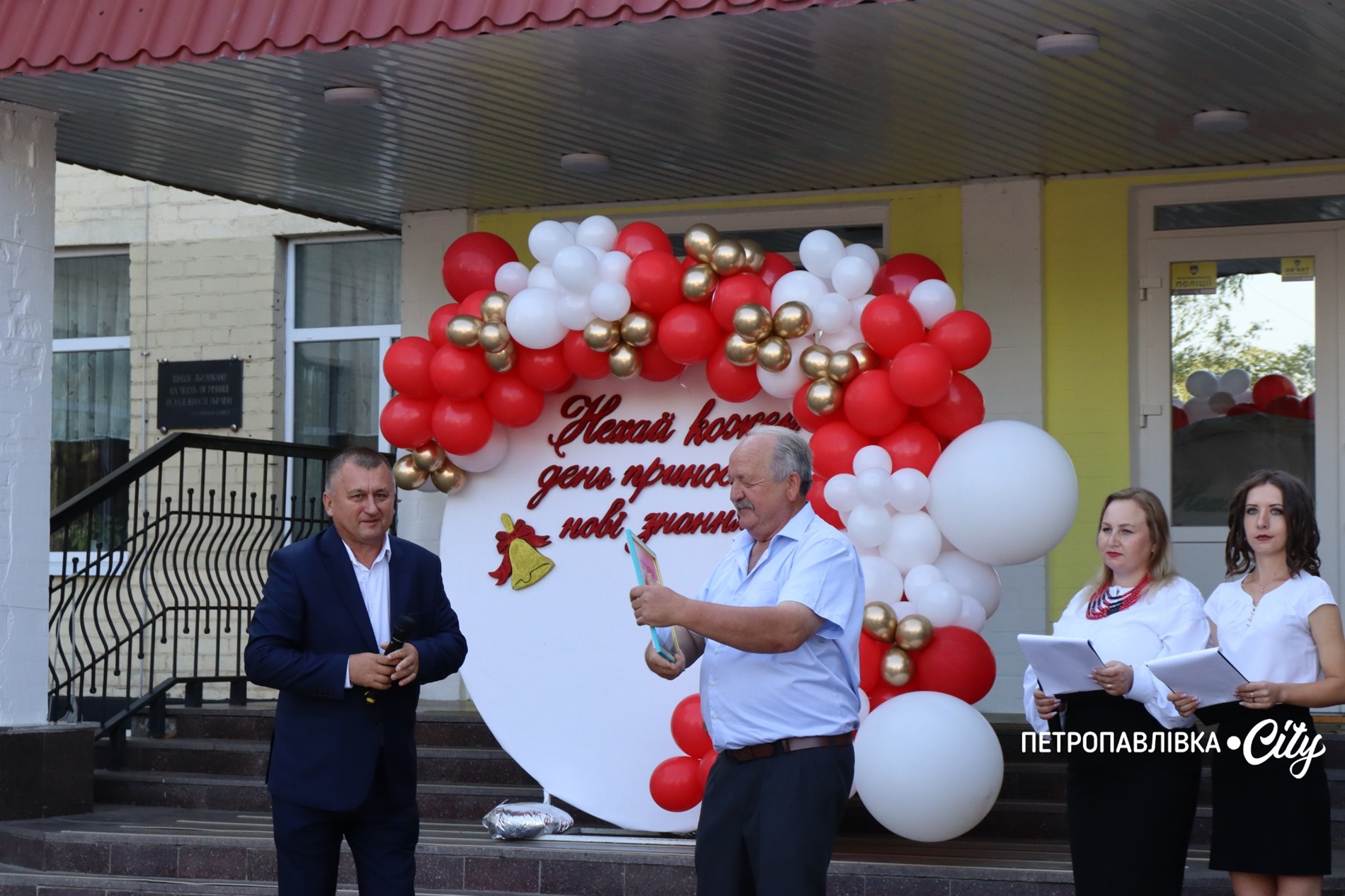 Свято Першого дзвоника у Миколаївській громаді: ювілеї шкіл, солідні подарунки та надія на Перемогу