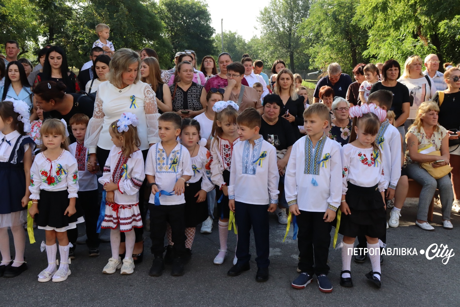Свято Першого дзвоника у Миколаївській громаді: ювілеї шкіл, солідні подарунки та надія на Перемогу