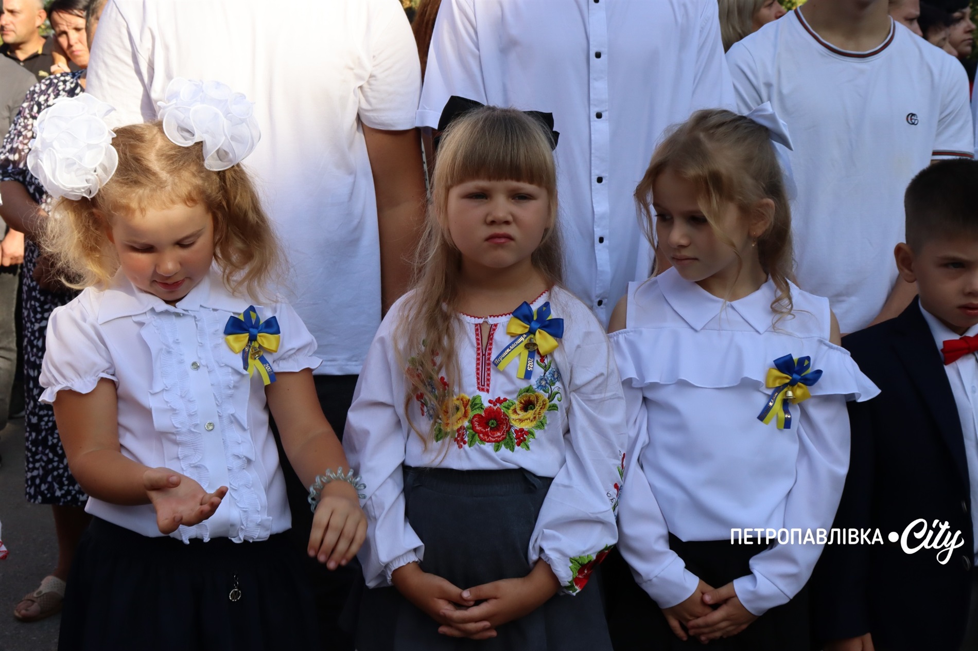 Свято Першого дзвоника у Миколаївській громаді: ювілеї шкіл, солідні подарунки та надія на Перемогу