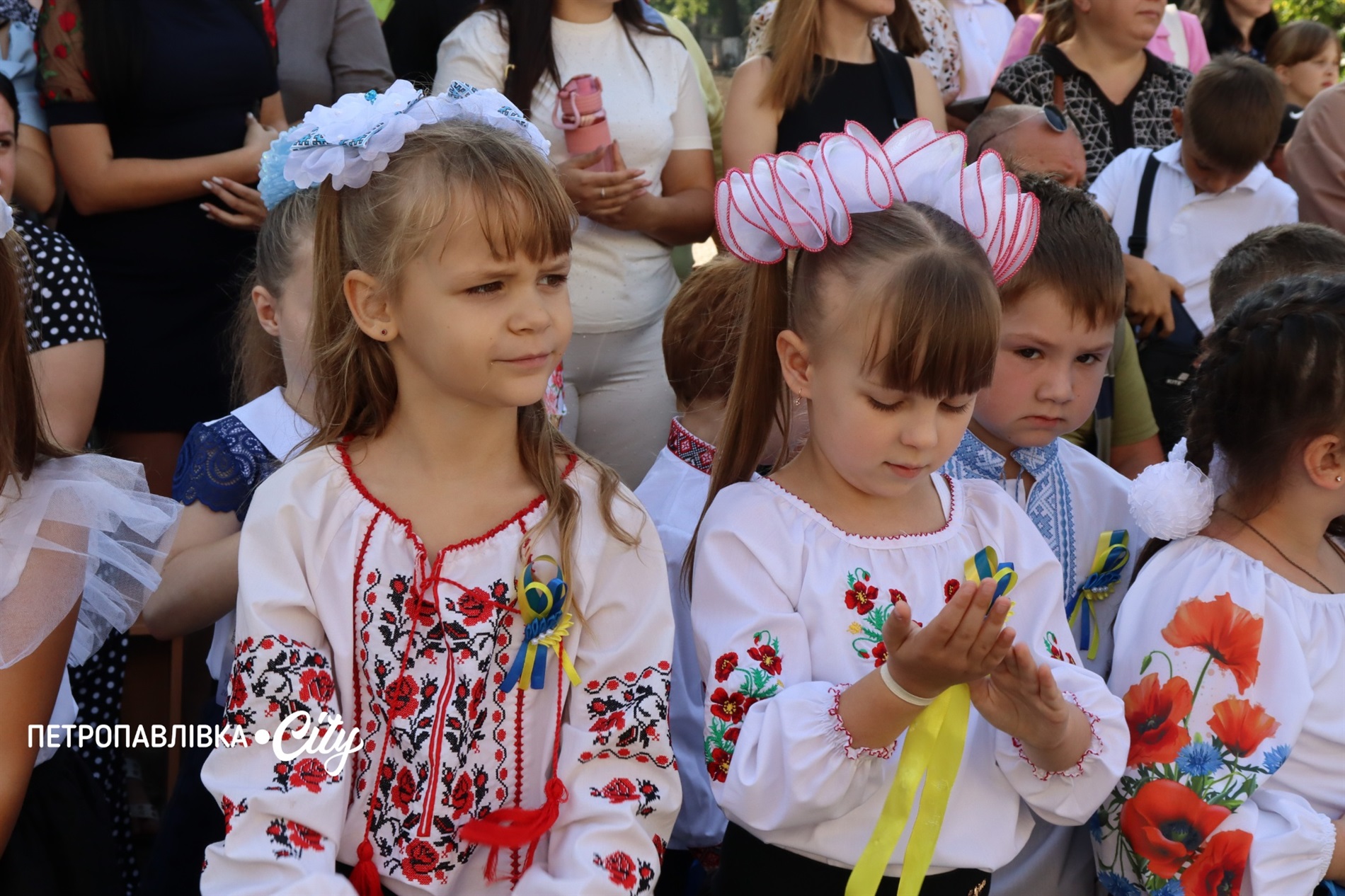 Свято Першого дзвоника у Миколаївській громаді: ювілеї шкіл, солідні подарунки та надія на Перемогу