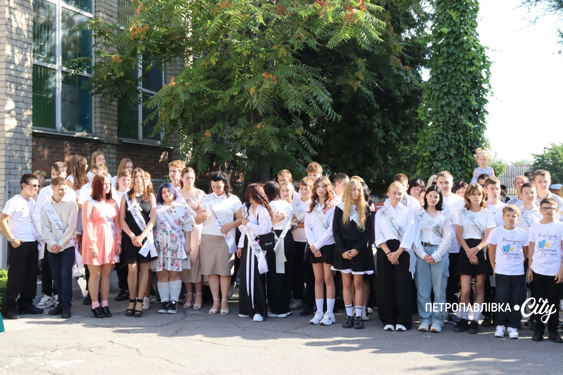 Свято Першого дзвоника у Миколаївській громаді: ювілеї шкіл, солідні подарунки та надія на Перемогу