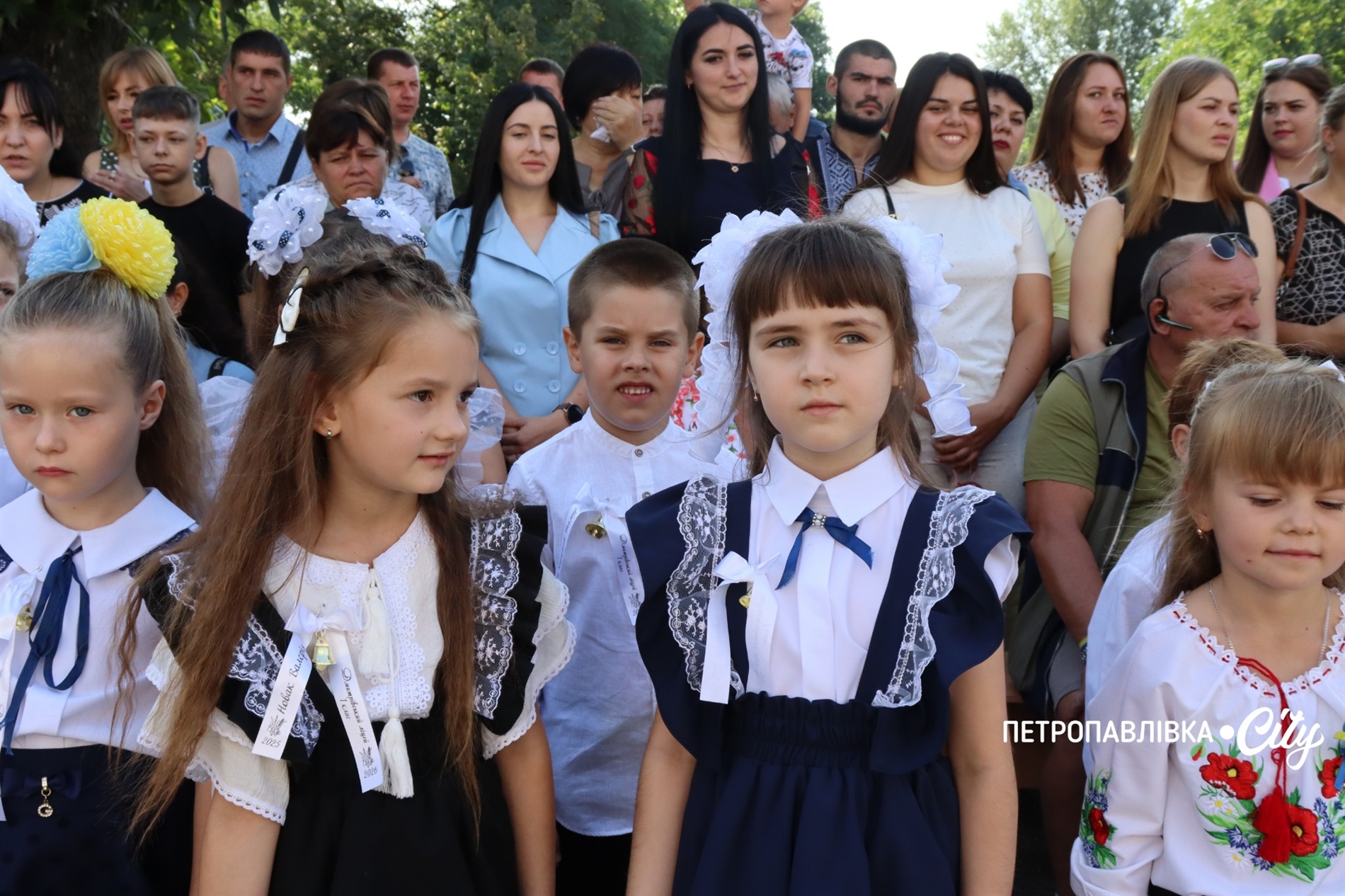 Свято Першого дзвоника у Миколаївській громаді: ювілеї шкіл, солідні подарунки та надія на Перемогу