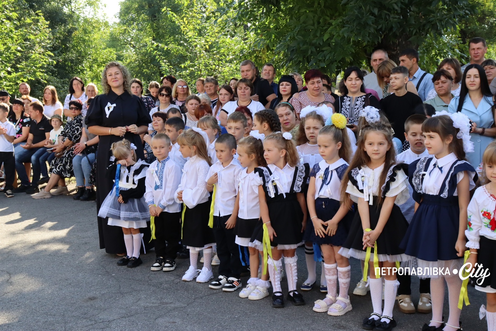 Свято Першого дзвоника у Миколаївській громаді: ювілеї шкіл, солідні подарунки та надія на Перемогу