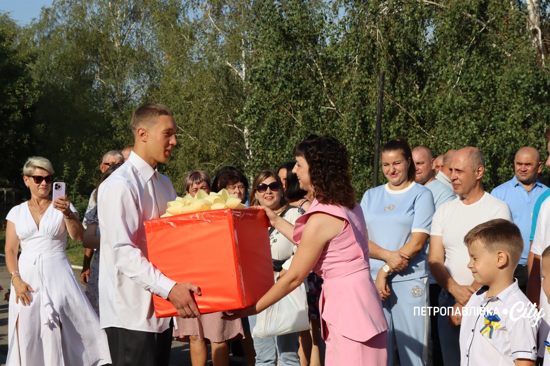 Свято Першого дзвоника у Миколаївській громаді: ювілеї шкіл, солідні подарунки та надія на Перемогу