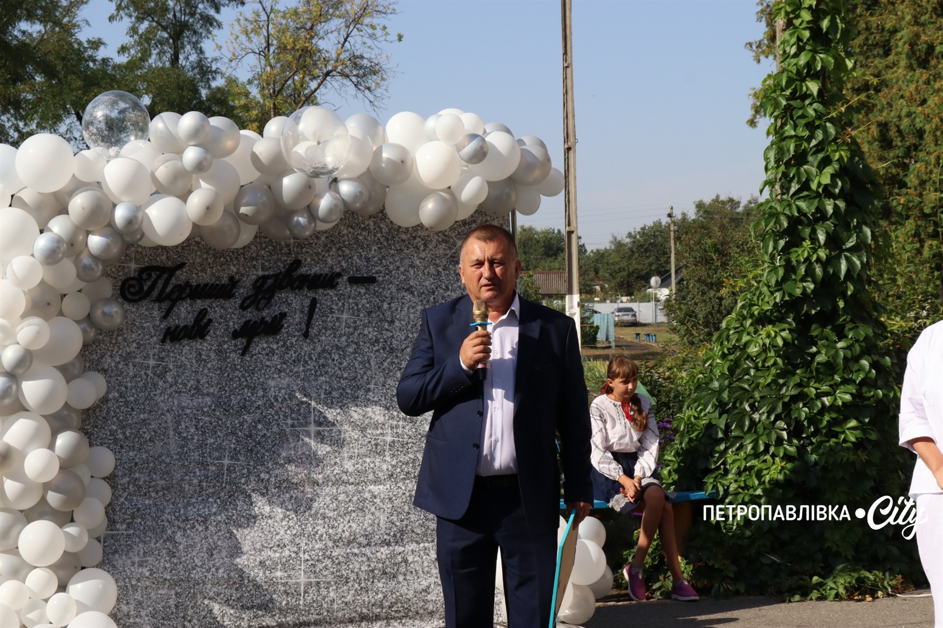 Свято Першого дзвоника у Миколаївській громаді: ювілеї шкіл, солідні подарунки та надія на Перемогу