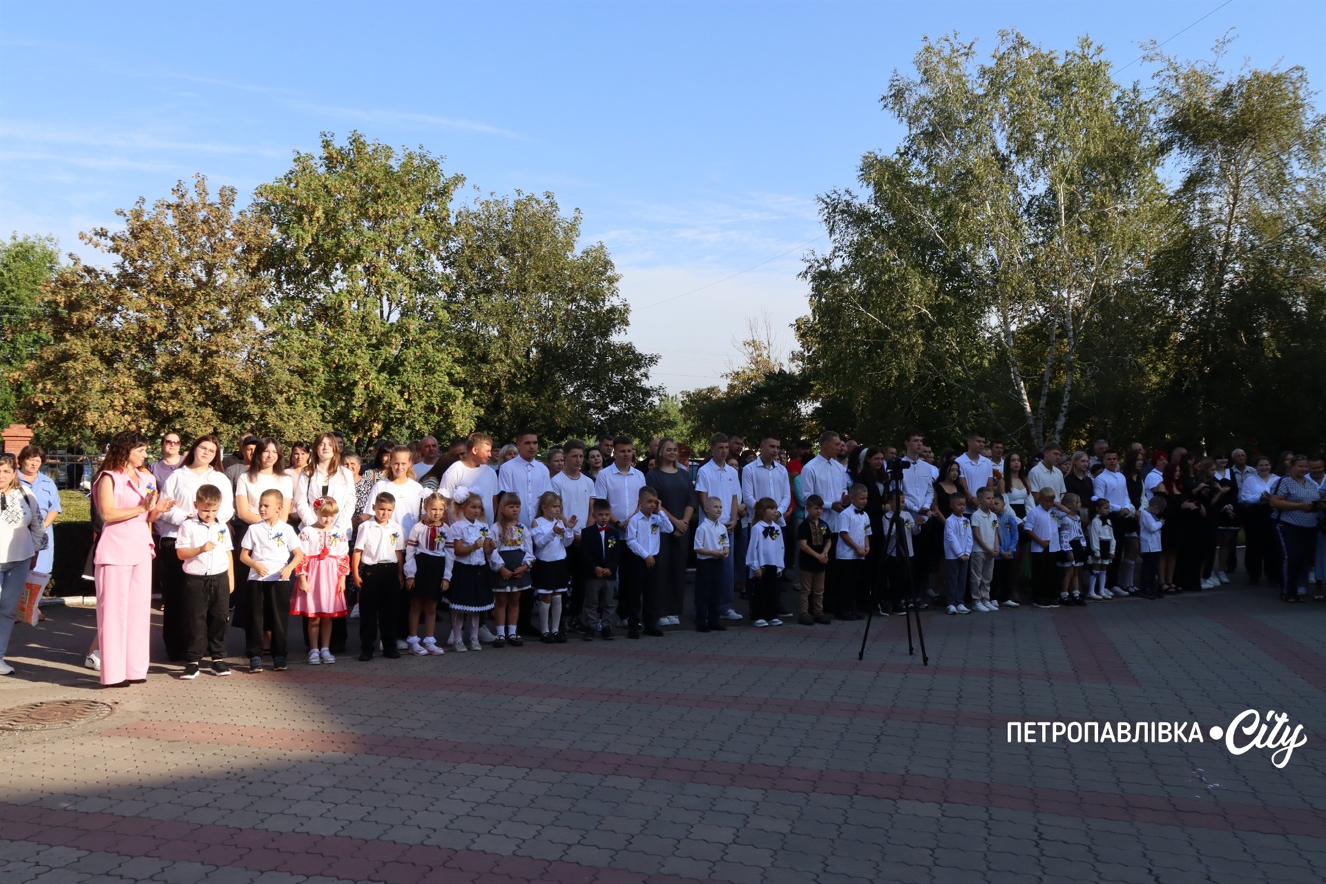 Свято Першого дзвоника у Миколаївській громаді: ювілеї шкіл, солідні подарунки та надія на Перемогу