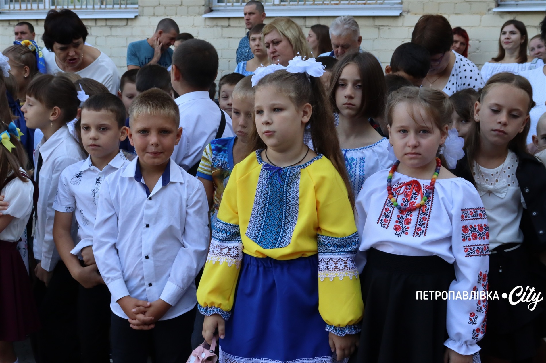Свято Першого дзвоника у Миколаївській громаді: ювілеї шкіл, солідні подарунки та надія на Перемогу