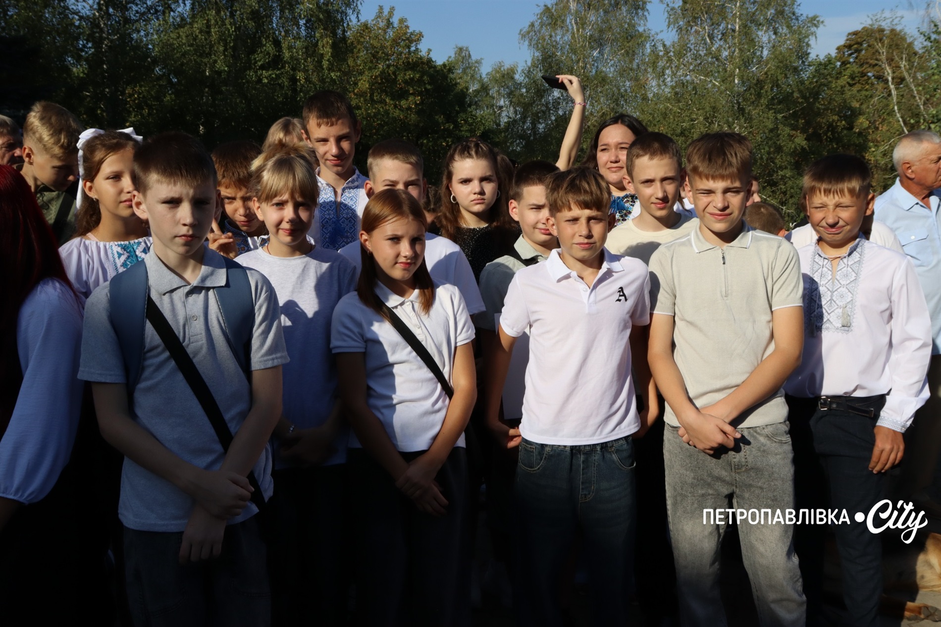Свято Першого дзвоника у Миколаївській громаді: ювілеї шкіл, солідні подарунки та надія на Перемогу