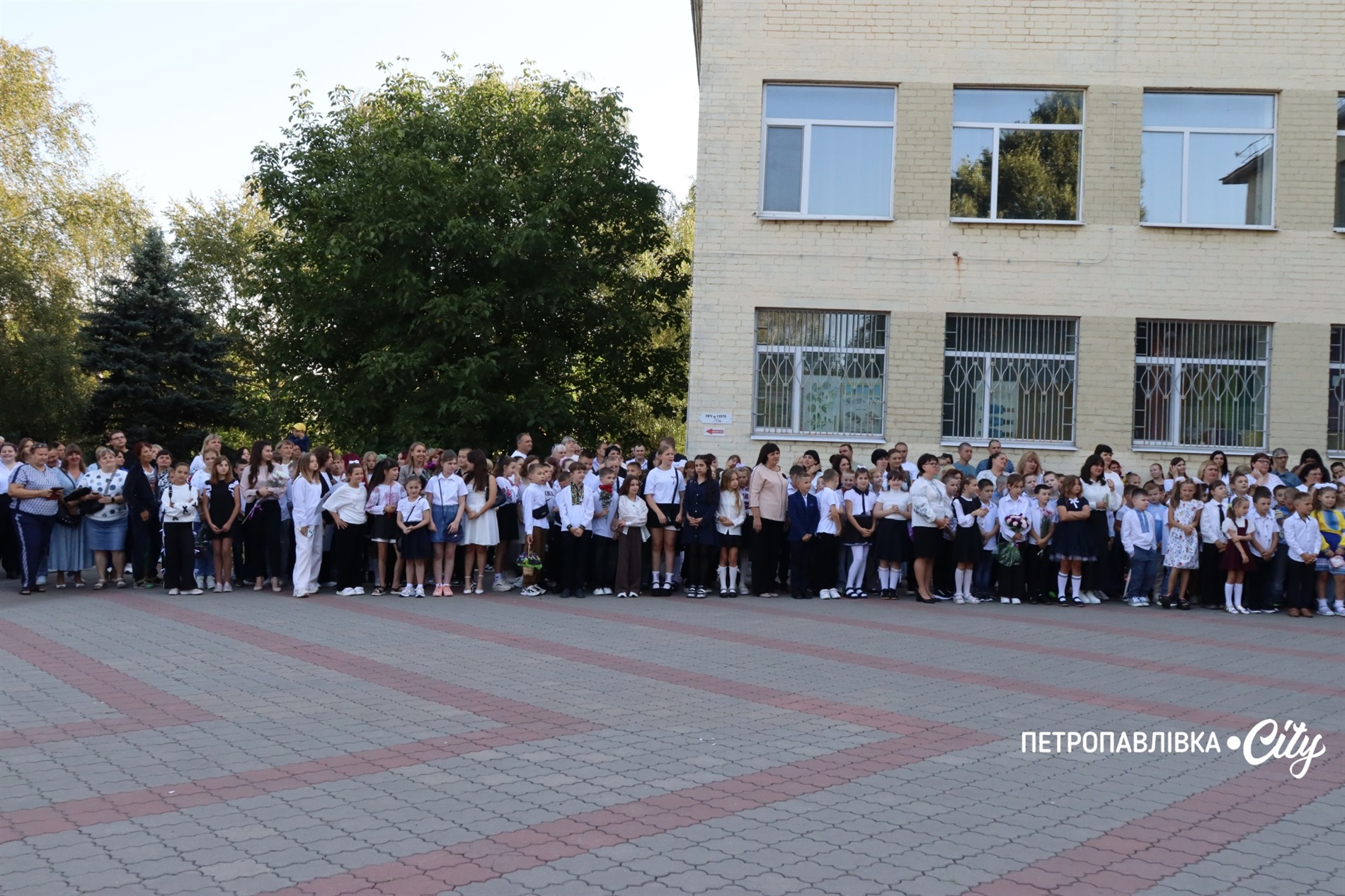 Свято Першого дзвоника у Миколаївській громаді: ювілеї шкіл, солідні подарунки та надія на Перемогу