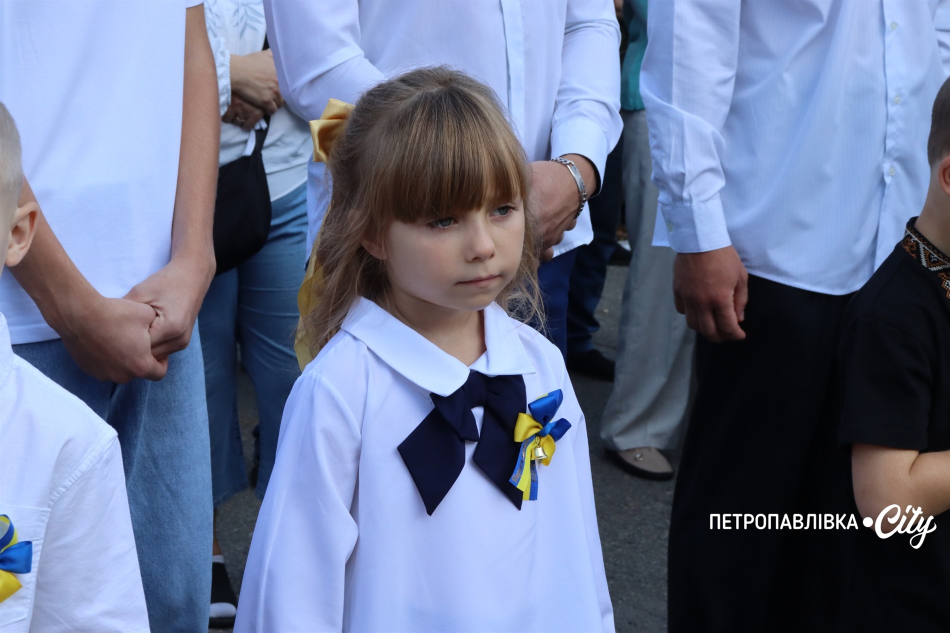 Свято Першого дзвоника у Миколаївській громаді: ювілеї шкіл, солідні подарунки та надія на Перемогу