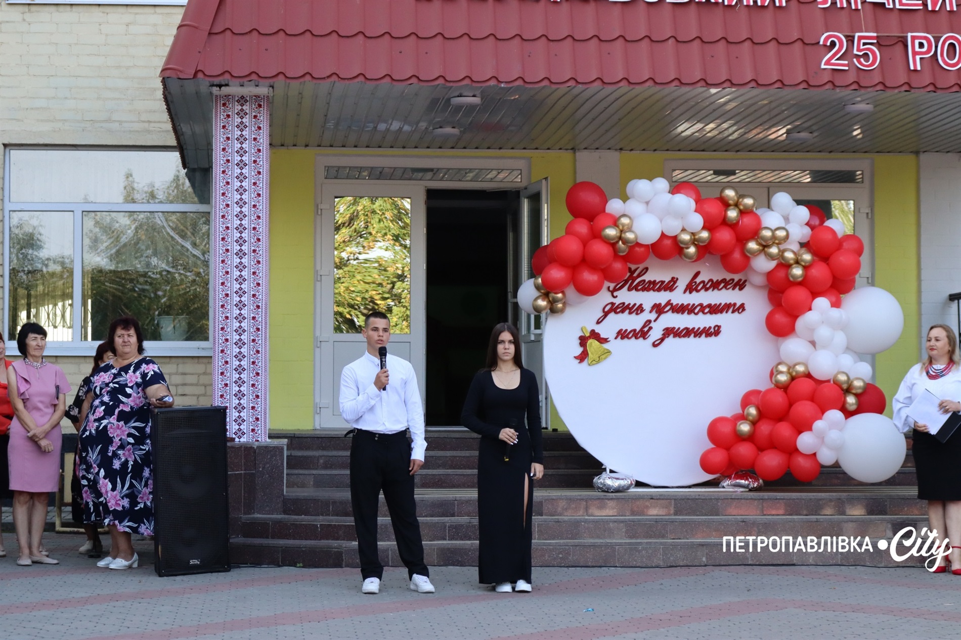 Свято Першого дзвоника у Миколаївській громаді: ювілеї шкіл, солідні подарунки та надія на Перемогу
