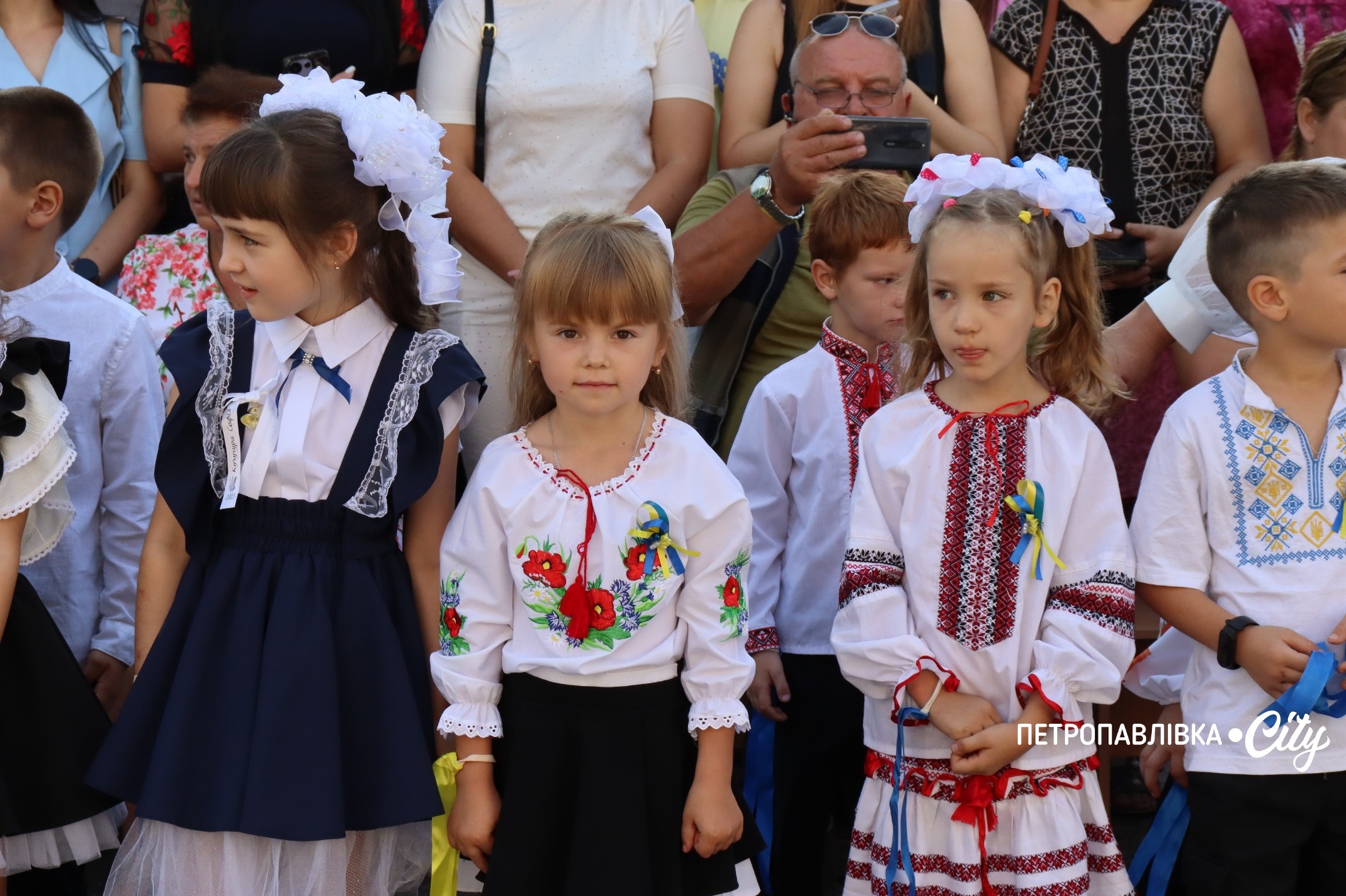 Свято Першого дзвоника у Миколаївській громаді: ювілеї шкіл, солідні подарунки та надія на Перемогу