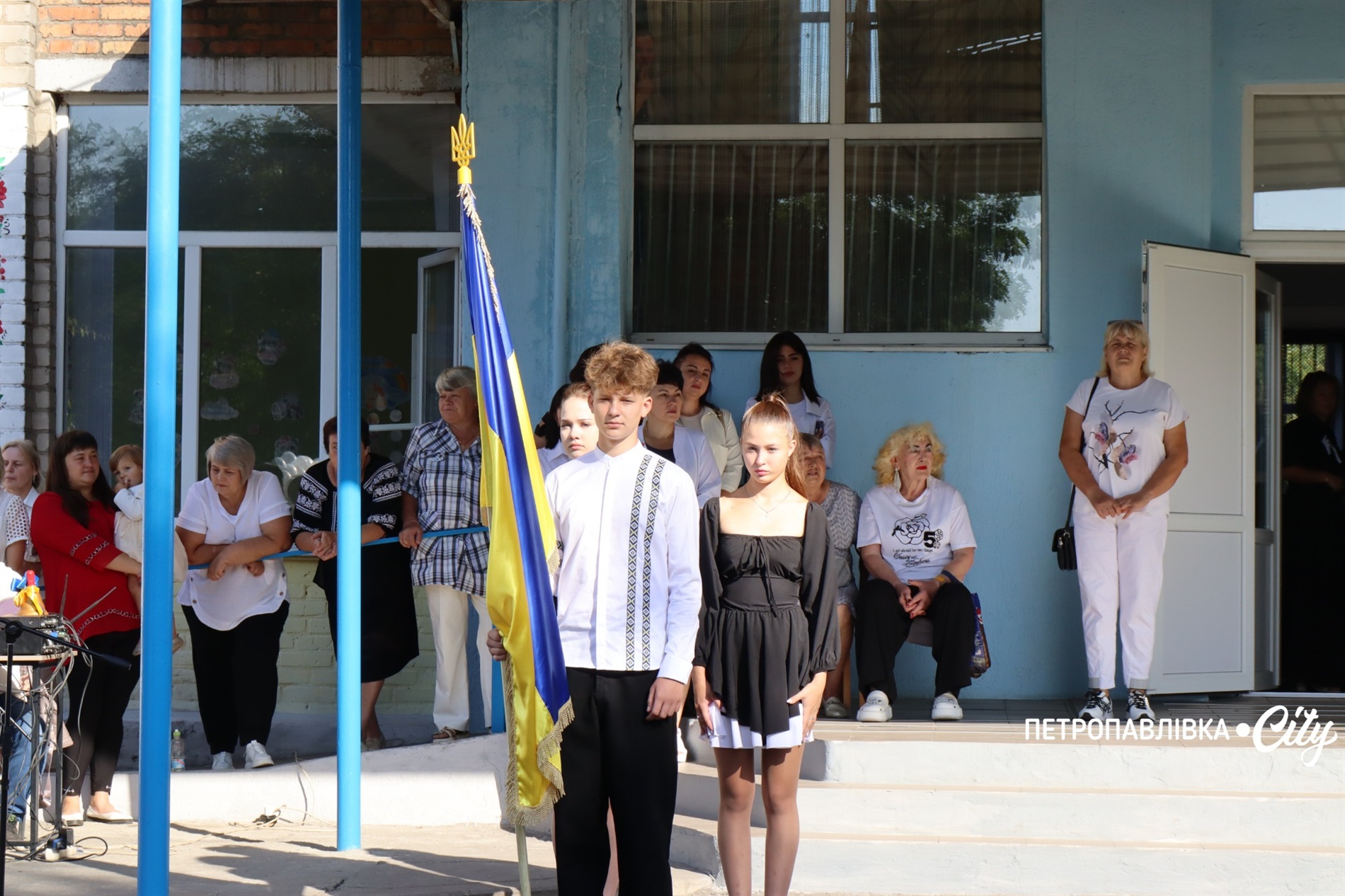 Свято Першого дзвоника у Миколаївській громаді: ювілеї шкіл, солідні подарунки та надія на Перемогу