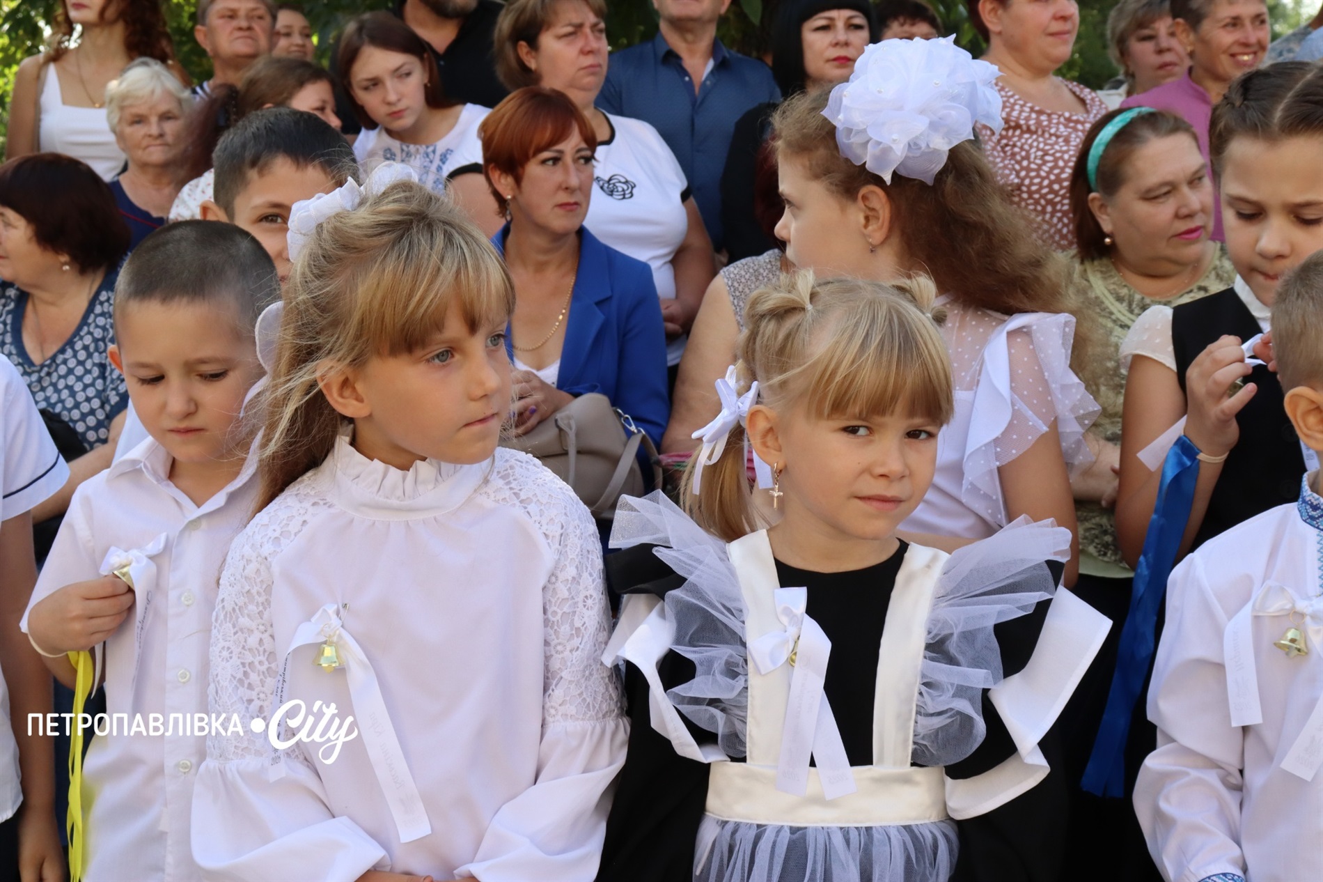 Свято Першого дзвоника у Миколаївській громаді: ювілеї шкіл, солідні подарунки та надія на Перемогу