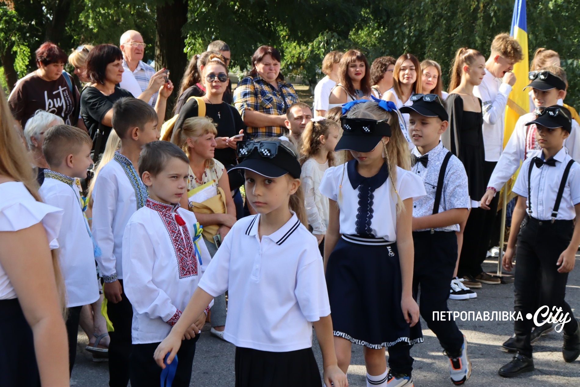 Свято Першого дзвоника у Миколаївській громаді: ювілеї шкіл, солідні подарунки та надія на Перемогу