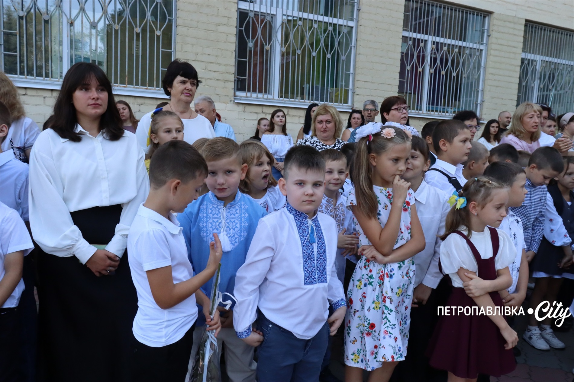 Свято Першого дзвоника у Миколаївській громаді: ювілеї шкіл, солідні подарунки та надія на Перемогу