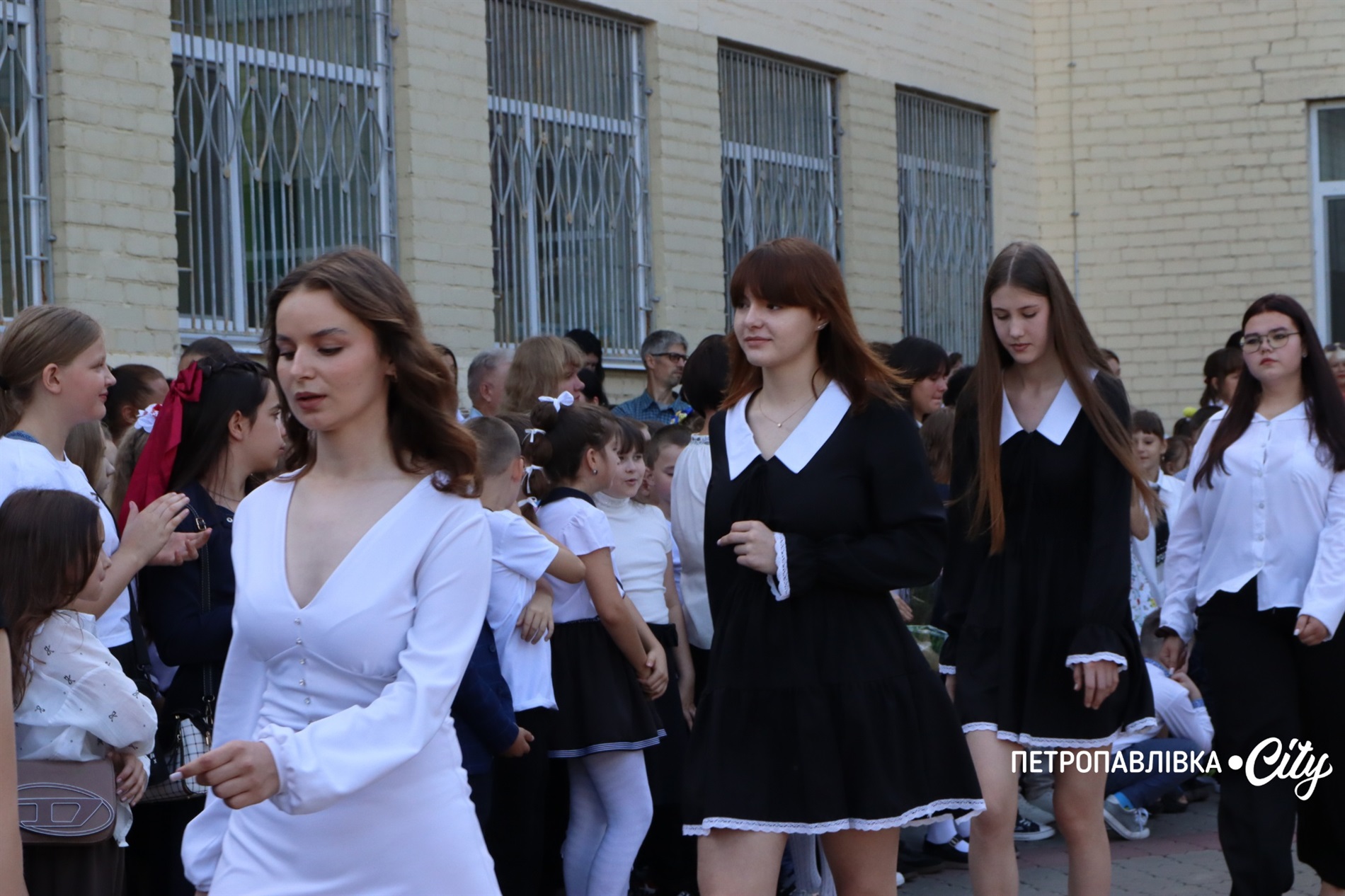 Свято Першого дзвоника у Миколаївській громаді: ювілеї шкіл, солідні подарунки та надія на Перемогу