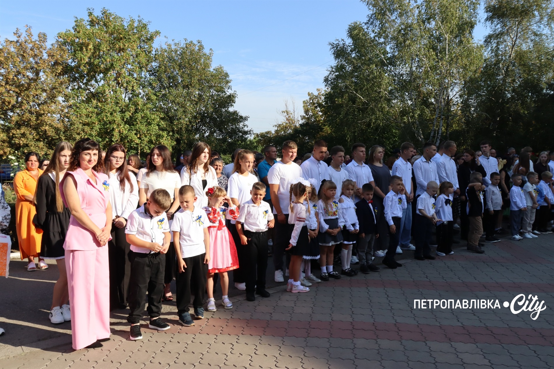 Свято Першого дзвоника у Миколаївській громаді: ювілеї шкіл, солідні подарунки та надія на Перемогу
