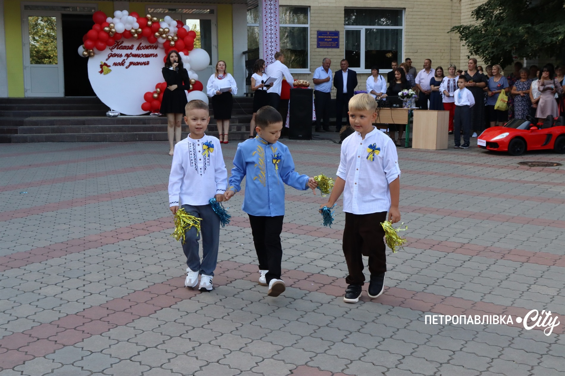 Свято Першого дзвоника у Миколаївській громаді: ювілеї шкіл, солідні подарунки та надія на Перемогу