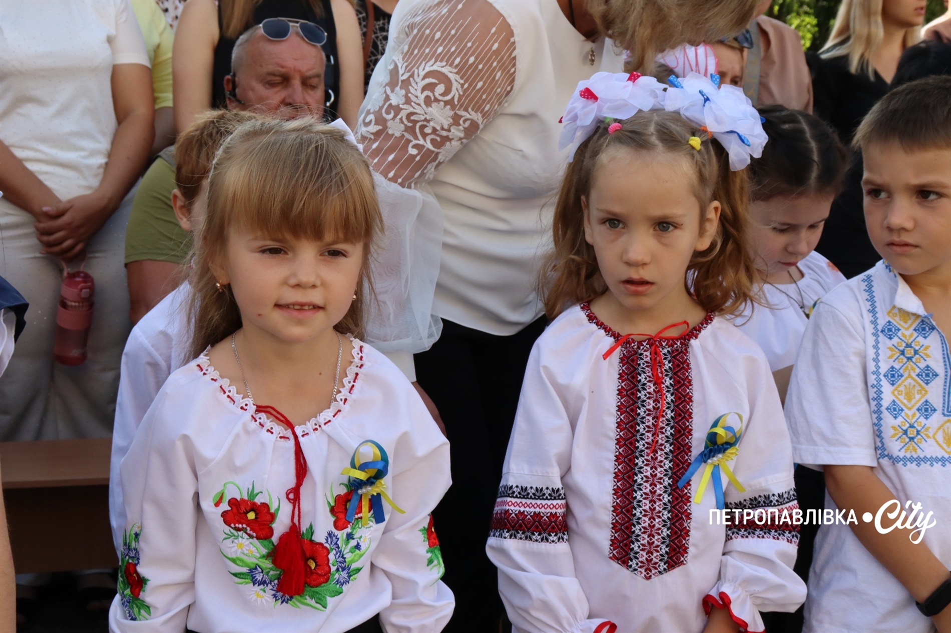 Свято Першого дзвоника у Миколаївській громаді: ювілеї шкіл, солідні подарунки та надія на Перемогу