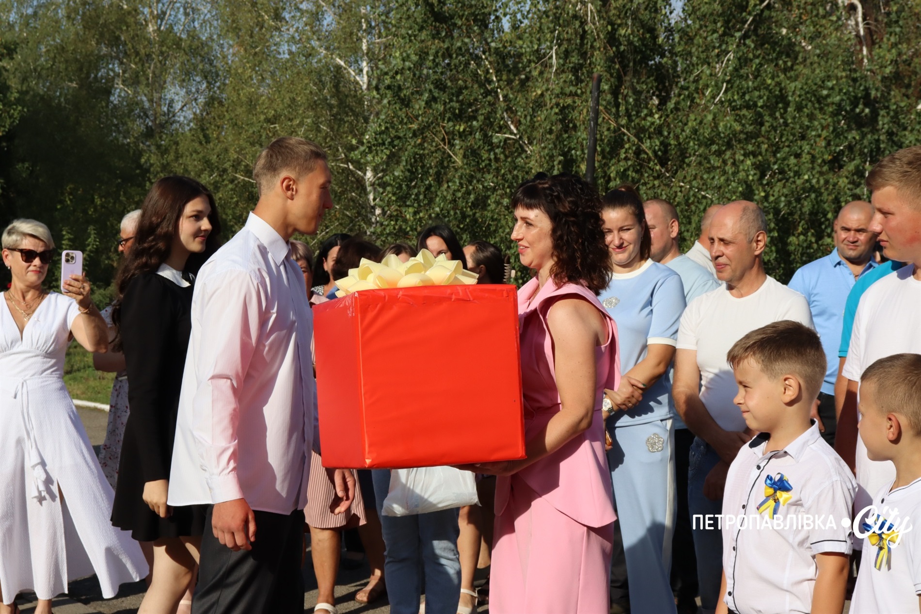 Свято Першого дзвоника у Миколаївській громаді: ювілеї шкіл, солідні подарунки та надія на Перемогу