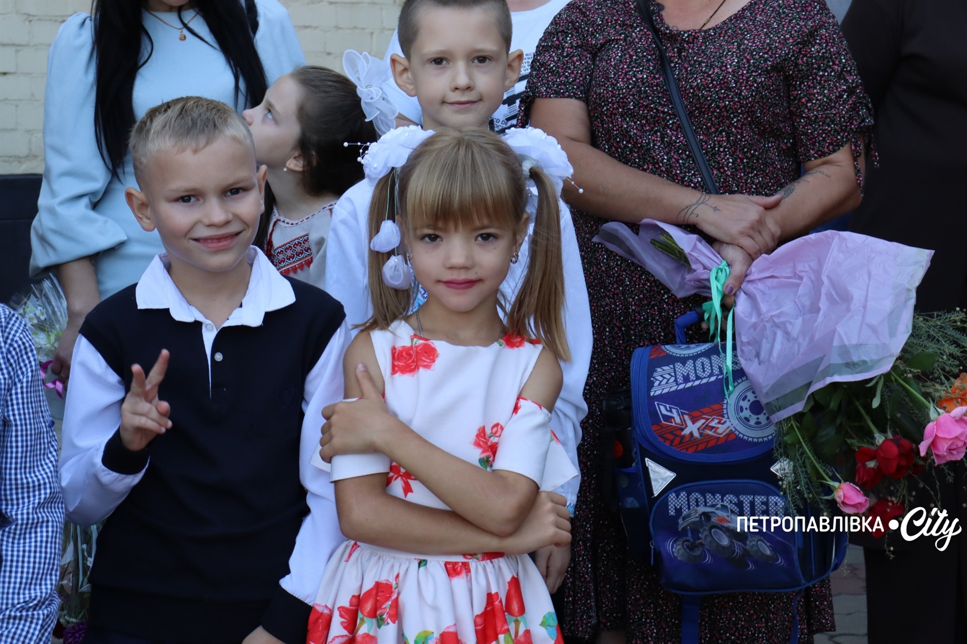 Свято Першого дзвоника у Миколаївській громаді: ювілеї шкіл, солідні подарунки та надія на Перемогу