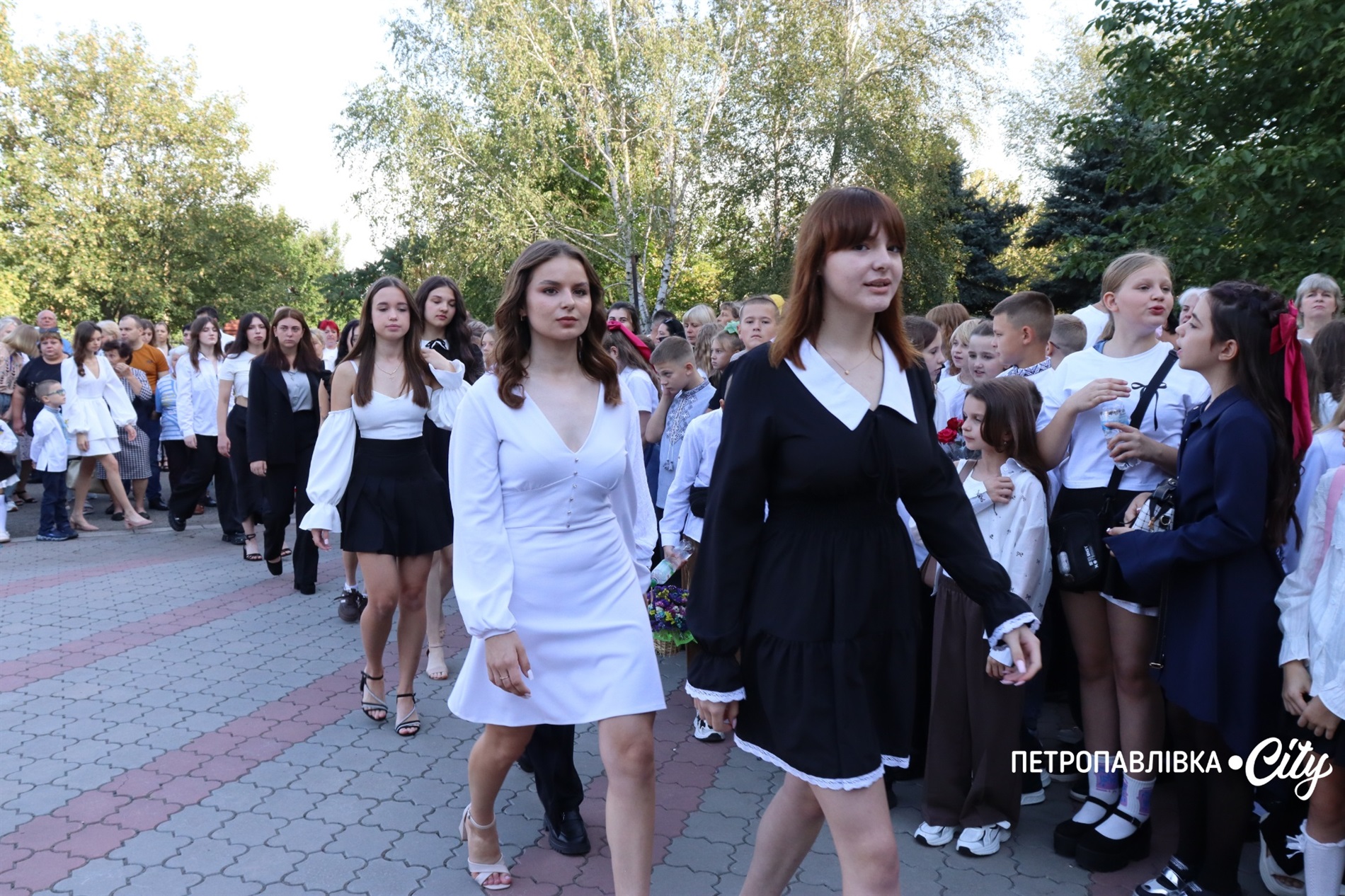 Свято Першого дзвоника у Миколаївській громаді: ювілеї шкіл, солідні подарунки та надія на Перемогу