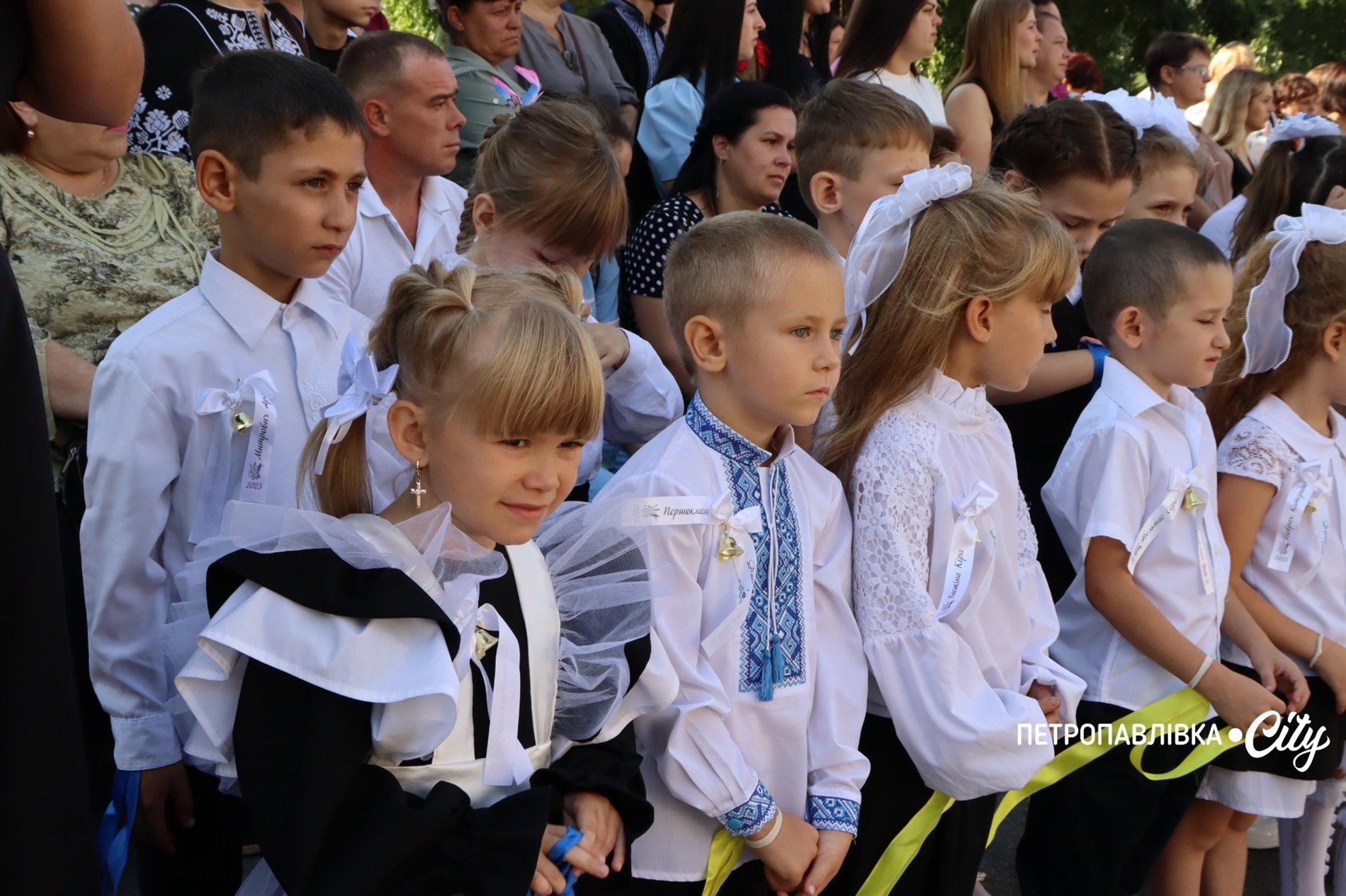 Свято Першого дзвоника у Миколаївській громаді: ювілеї шкіл, солідні подарунки та надія на Перемогу