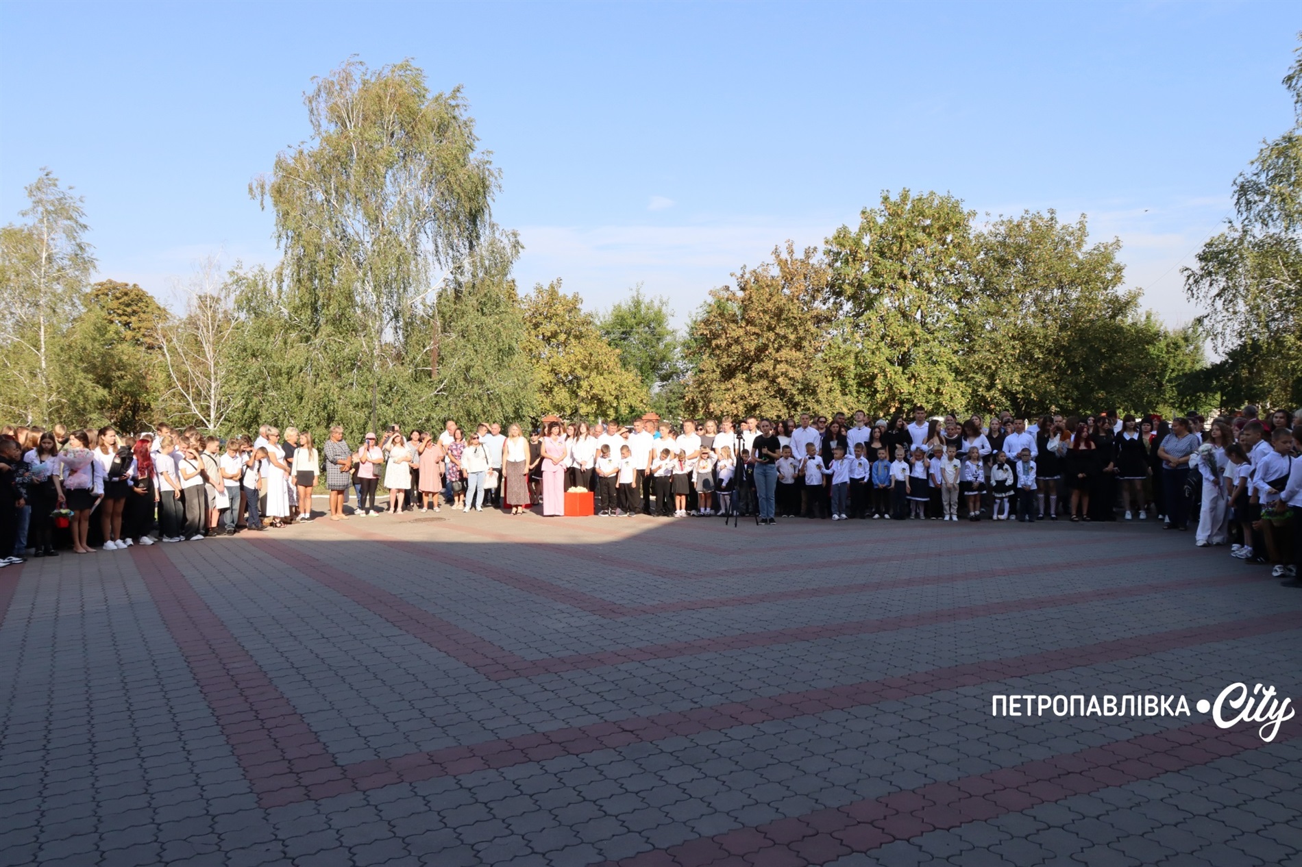 Свято Першого дзвоника у Миколаївській громаді: ювілеї шкіл, солідні подарунки та надія на Перемогу