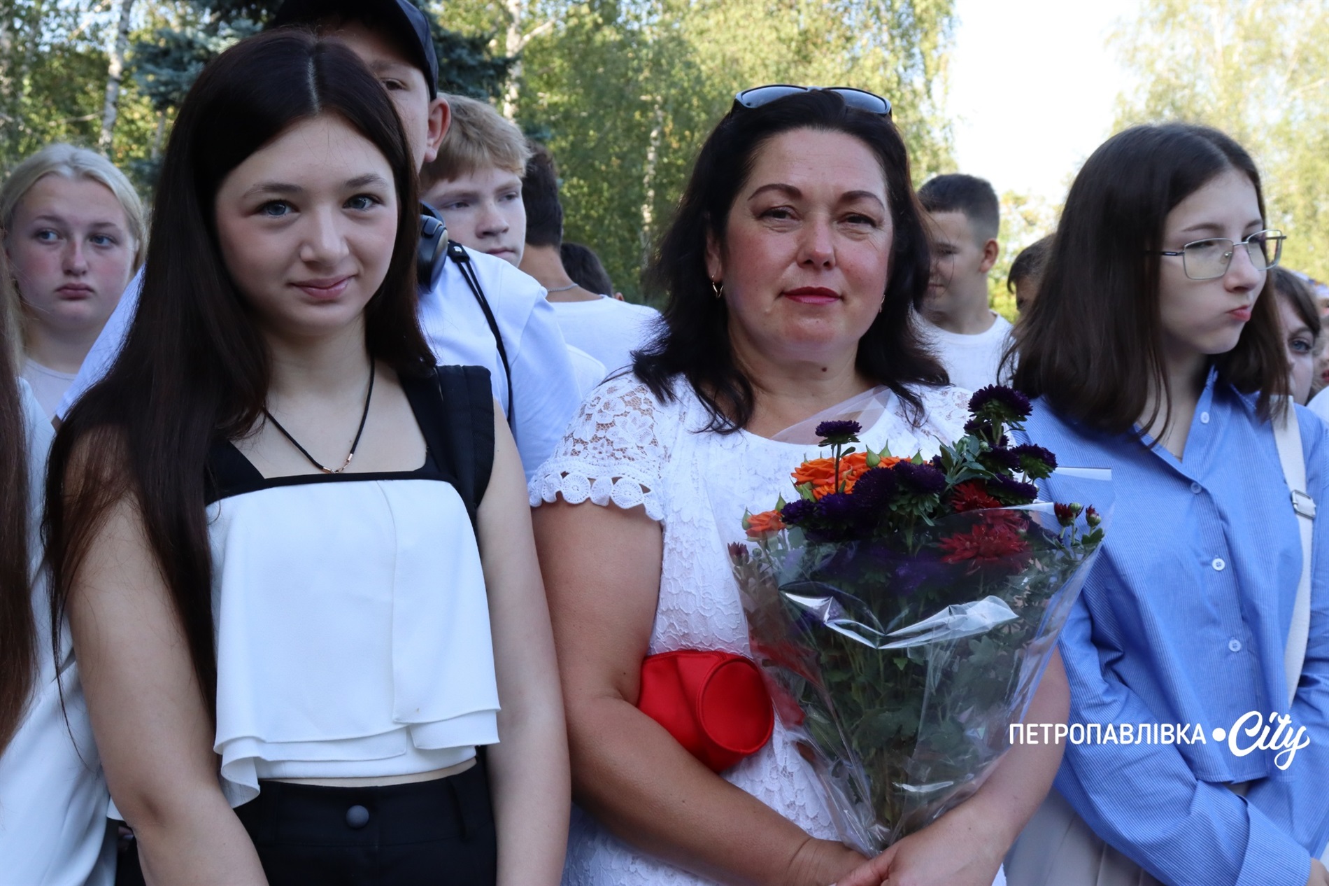 Свято Першого дзвоника у Миколаївській громаді: ювілеї шкіл, солідні подарунки та надія на Перемогу