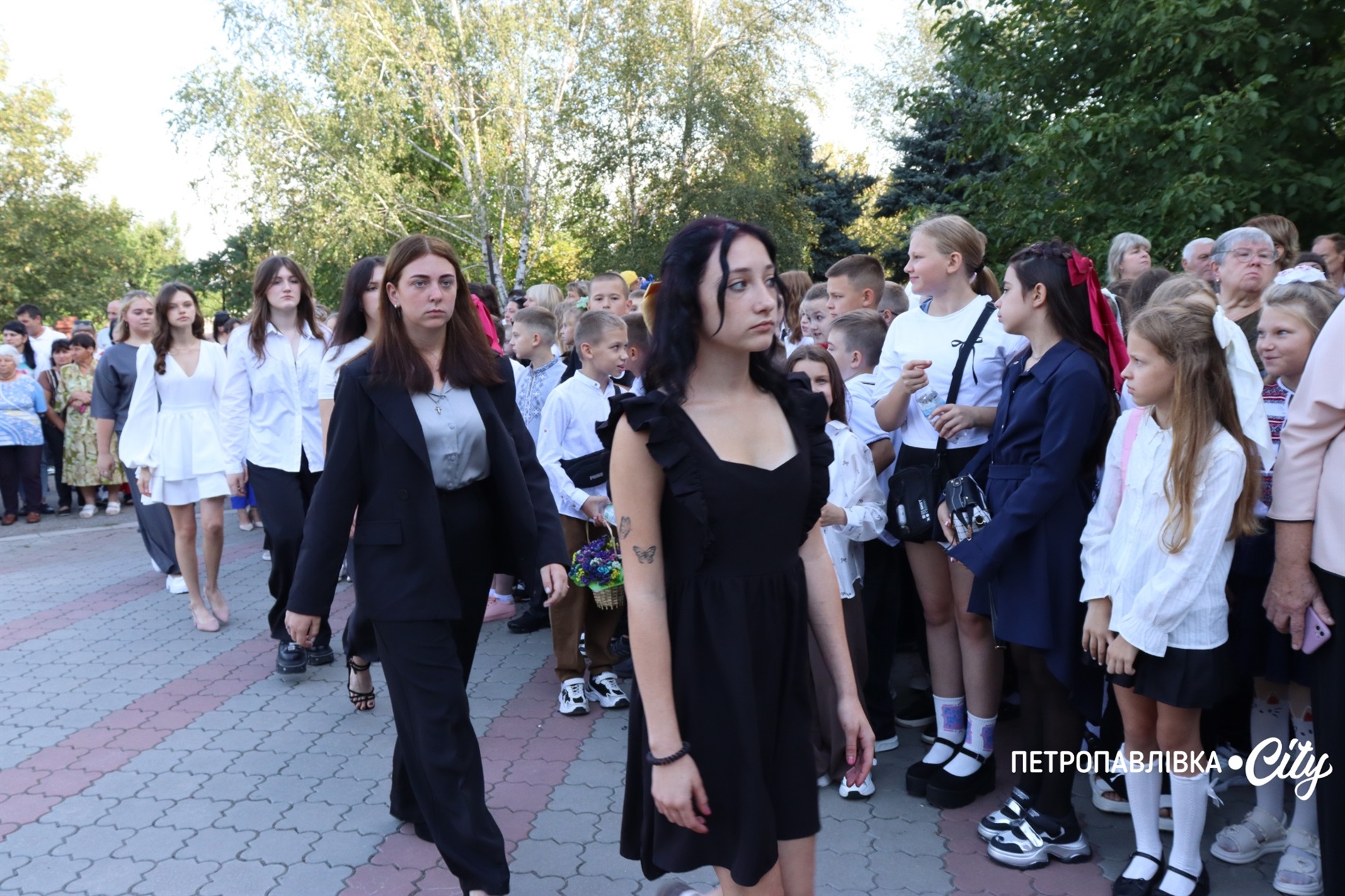 Свято Першого дзвоника у Миколаївській громаді: ювілеї шкіл, солідні подарунки та надія на Перемогу