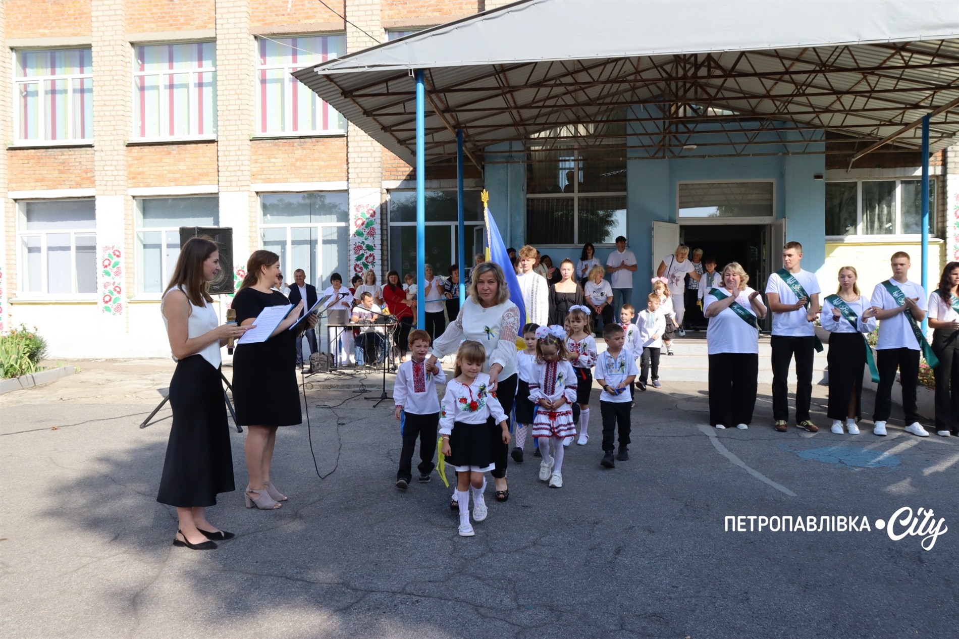 Свято Першого дзвоника у Миколаївській громаді: ювілеї шкіл, солідні подарунки та надія на Перемогу